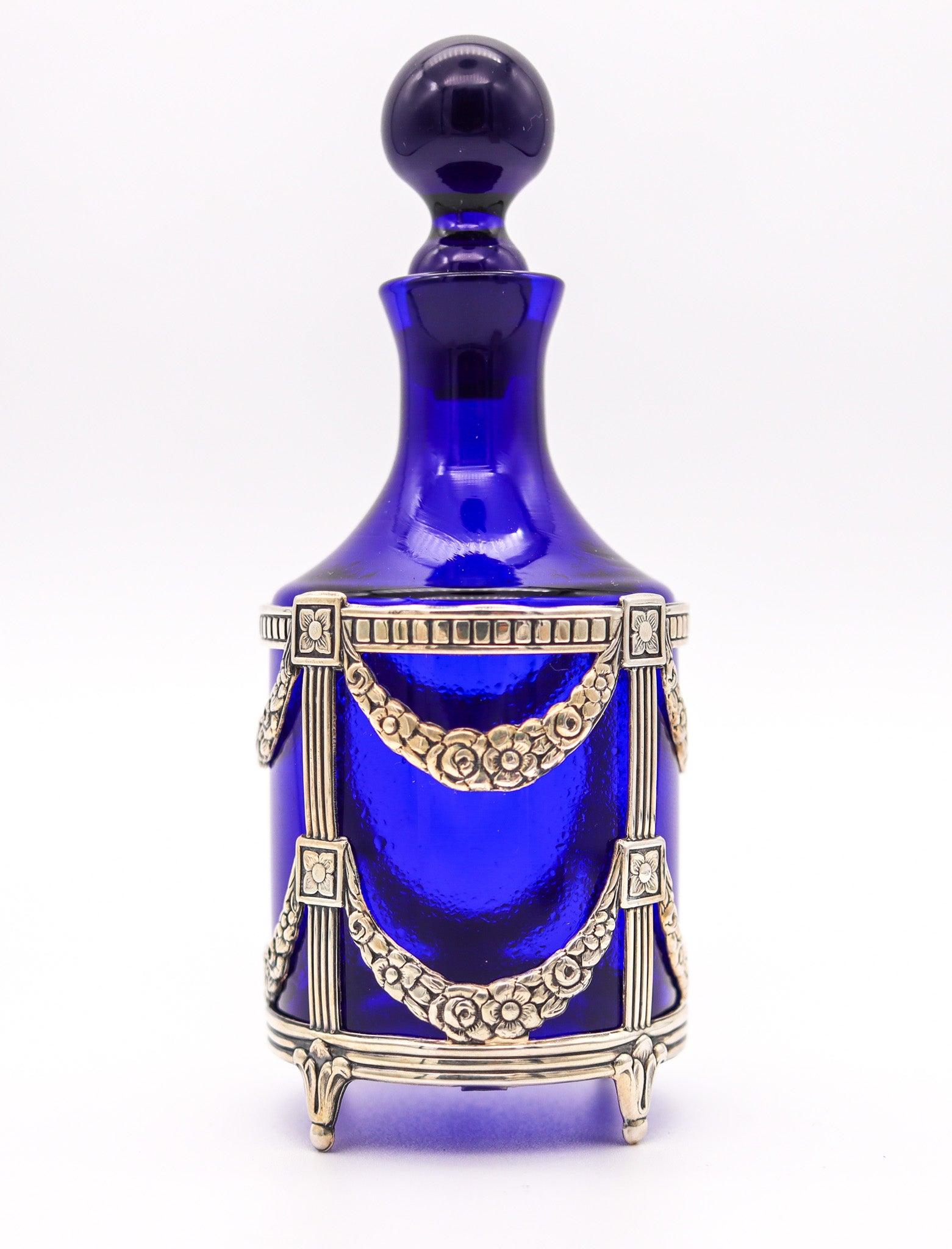 Un flacone di profumo realizzato in Svezia.

Bellissima e deliziosa bottiglia di profumo, creata nella città di Lidköping in Svezia dalla Mema Sterling Co. nel 1975. La bottiglia è stata realizzata in vetro blu cobalto con un coperchio e una cornice