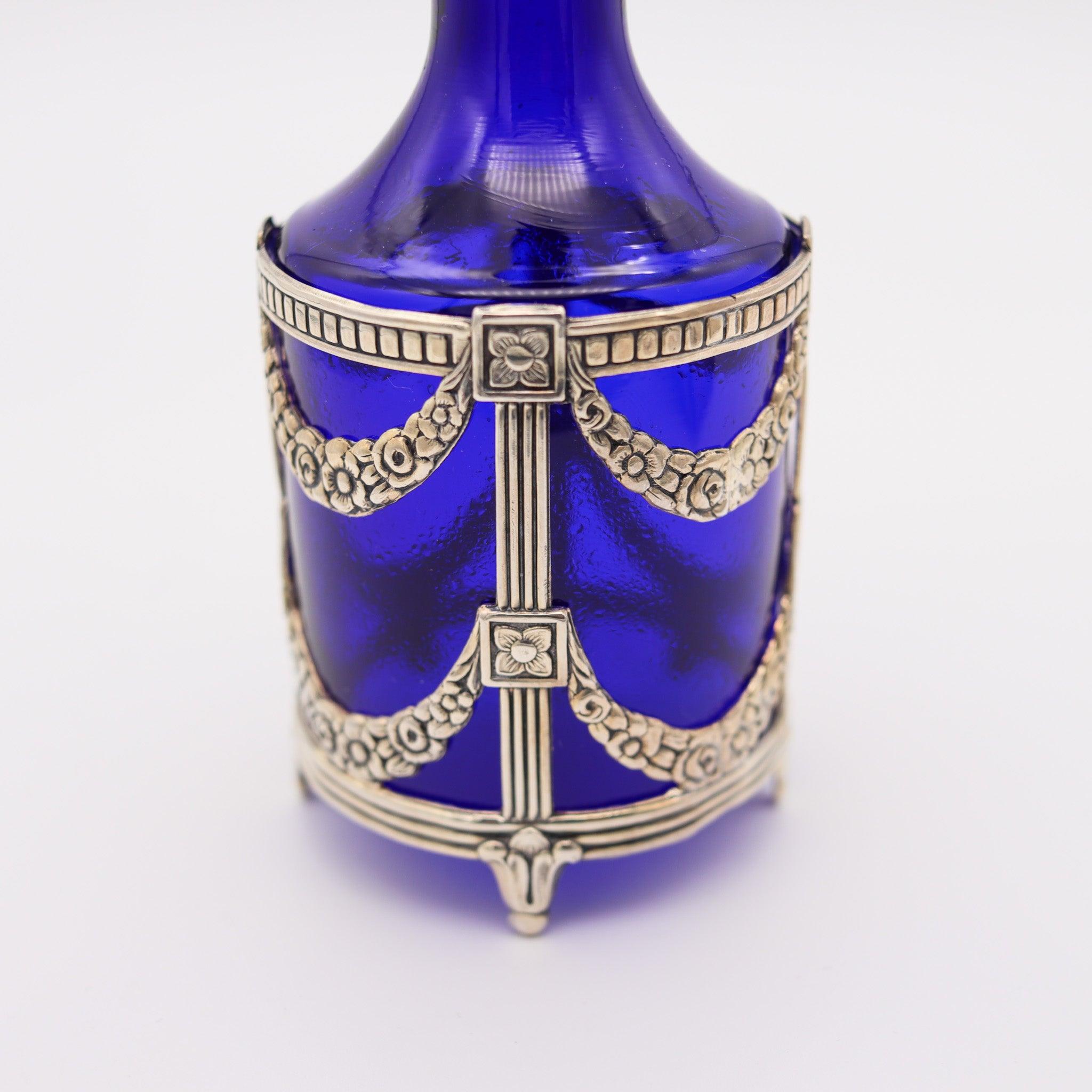 Bottiglia di profumo svedese NEO-CLASSIC in vetro cobalto e argento 925 In condizioni ottime in vendita a Miami, FL