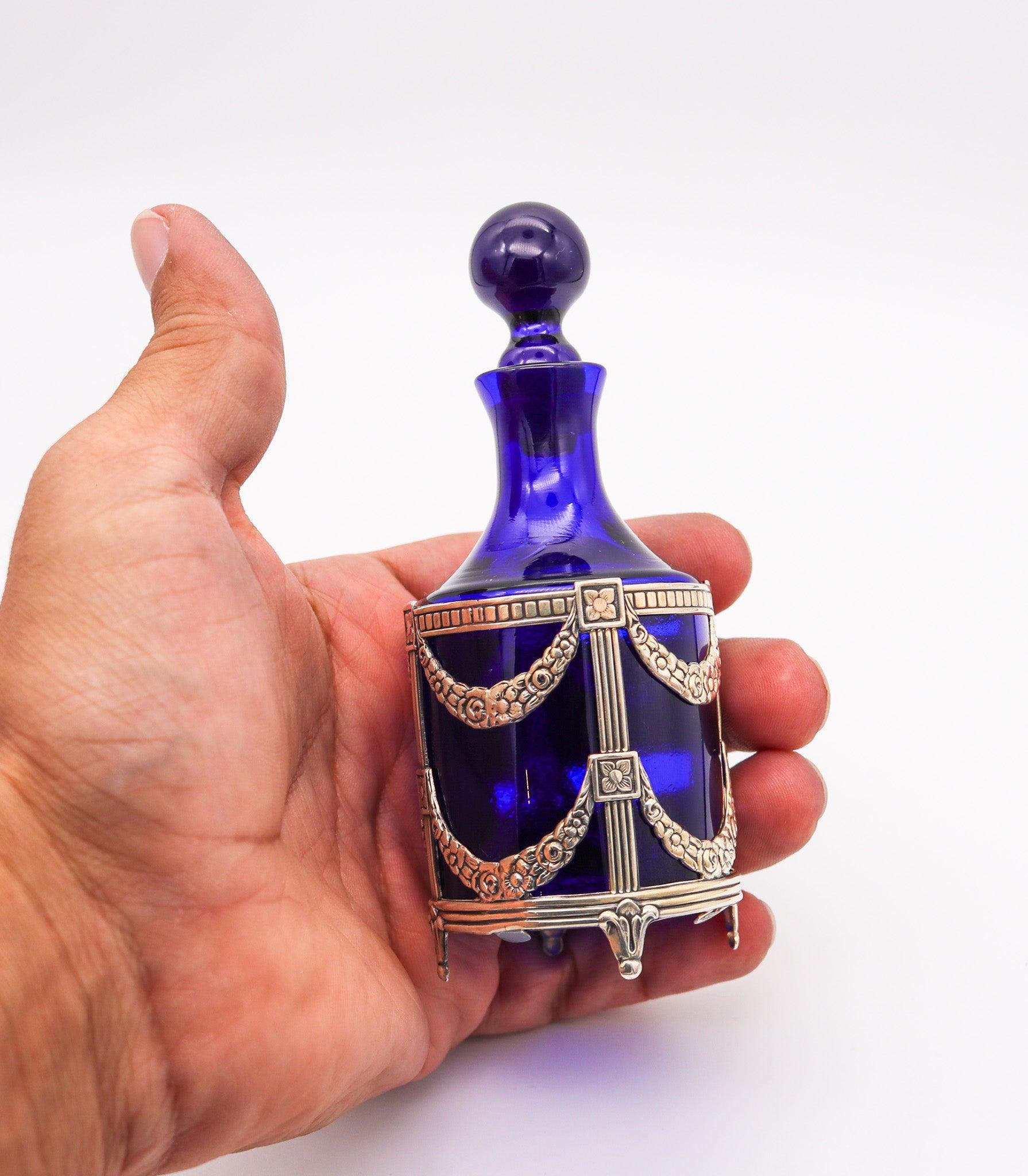 Fine XX secolo Bottiglia di profumo svedese NEO-CLASSIC in vetro cobalto e argento 925 in vendita