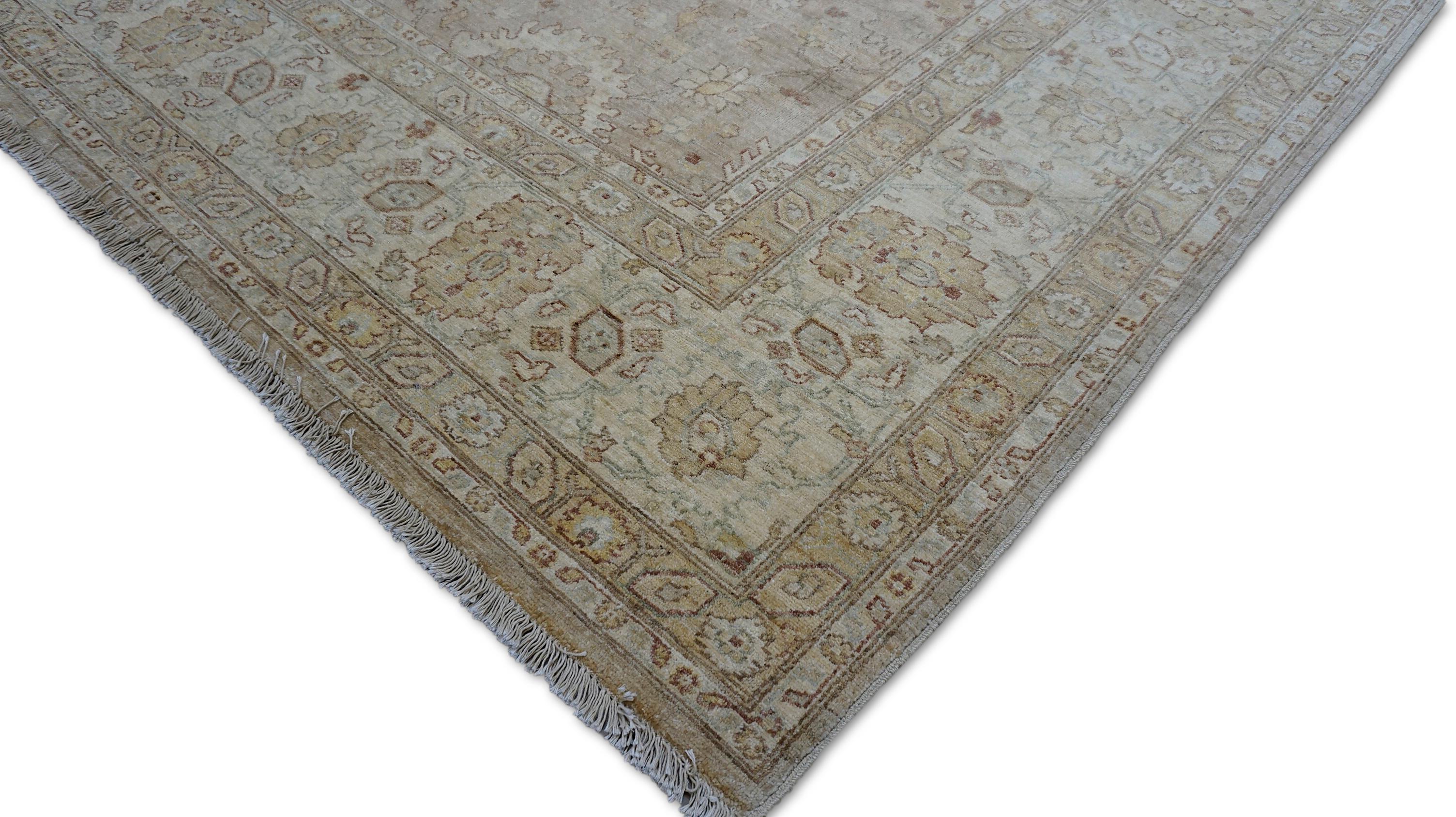 Dieser 8′9″ × 11′10″ große handgeknüpfte Wollteppich zeigt ein zeitloses Oushak-Design in einer warmen, erdigen Farbpalette aus Beige, Braun, Elfenbein und sanftem Taupe. Das Feld zeigt eine anmutige Reihe stilisierter floraler Motive - Palmetten,