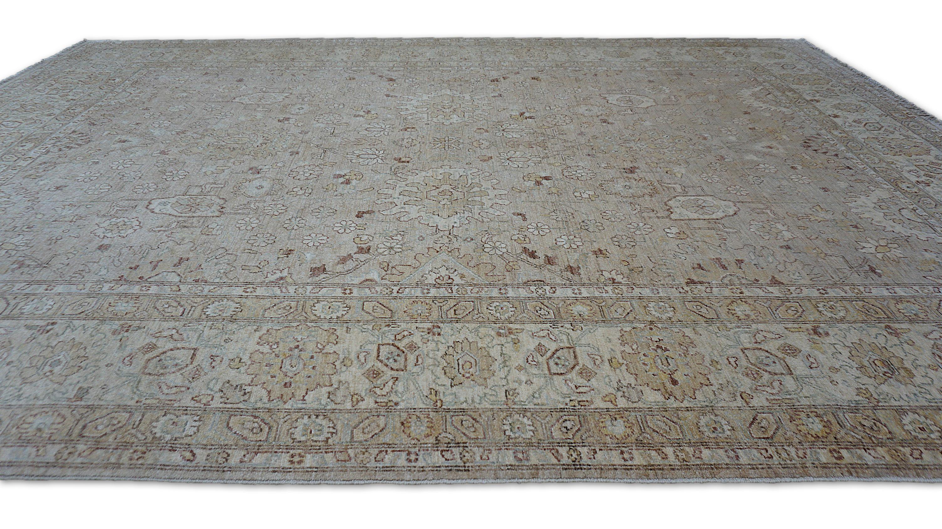 Neoklassizistisch  8′9″ × 11′10″ Wollteppich mit Oushak-Muster in Beige und Braun (Pakistanisch) im Angebot