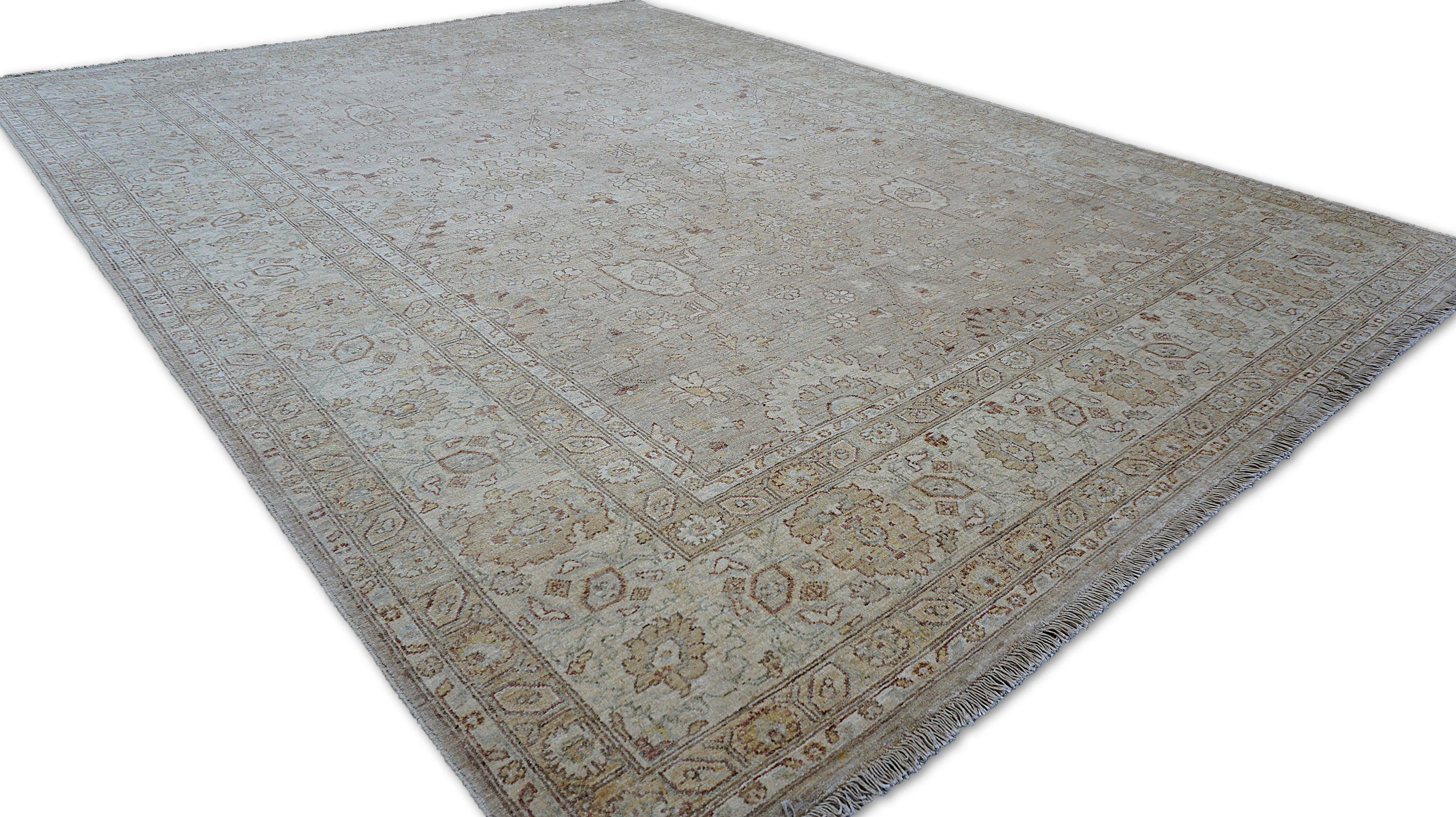 Neoklassizistisch  8′9″ × 11′10″ Wollteppich mit Oushak-Muster in Beige und Braun (Handgeknüpft) im Angebot