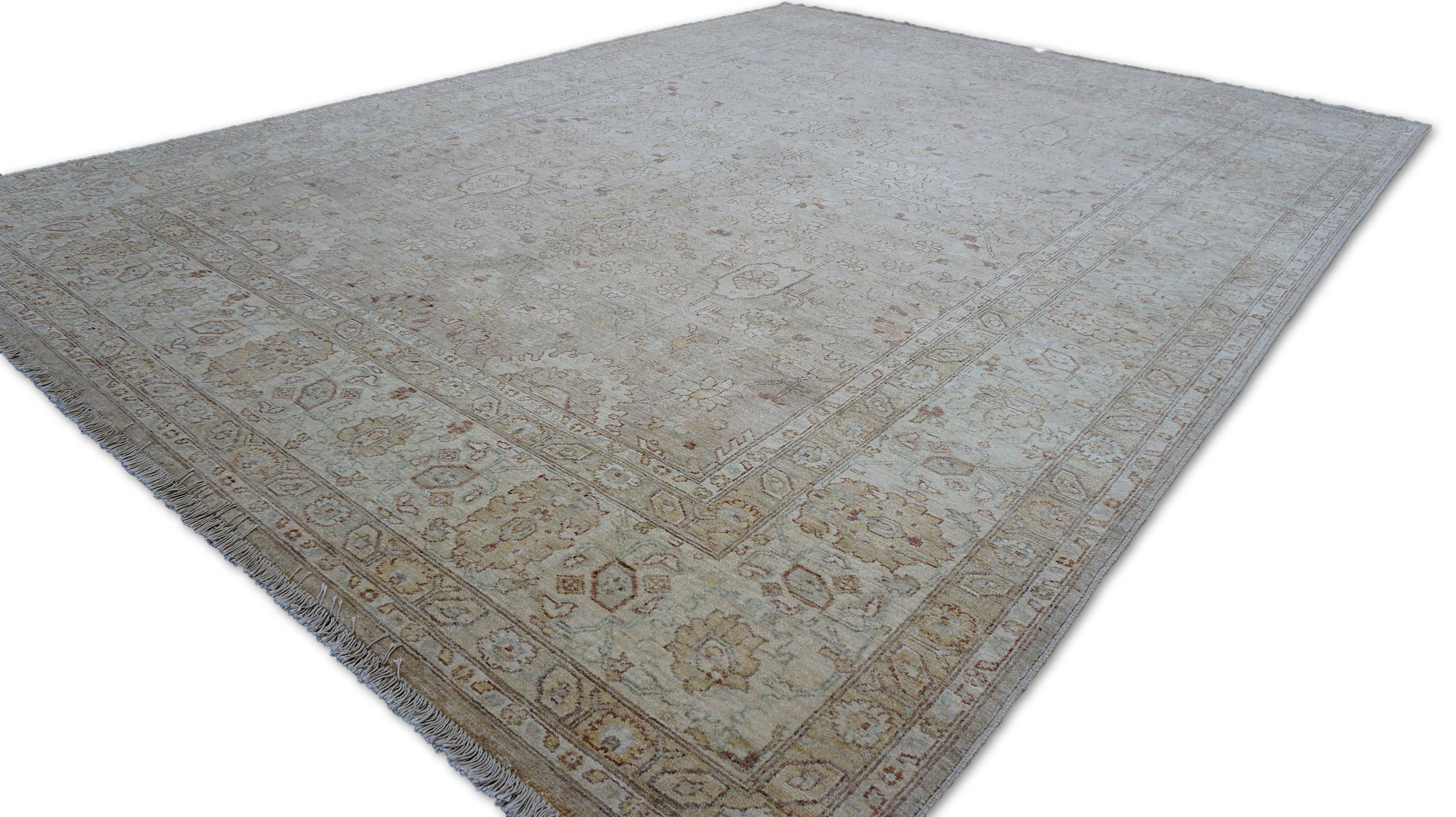 Neoklassizistisch  8′9″ × 11′10″ Wollteppich mit Oushak-Muster in Beige und Braun (21. Jahrhundert und zeitgenössisch) im Angebot