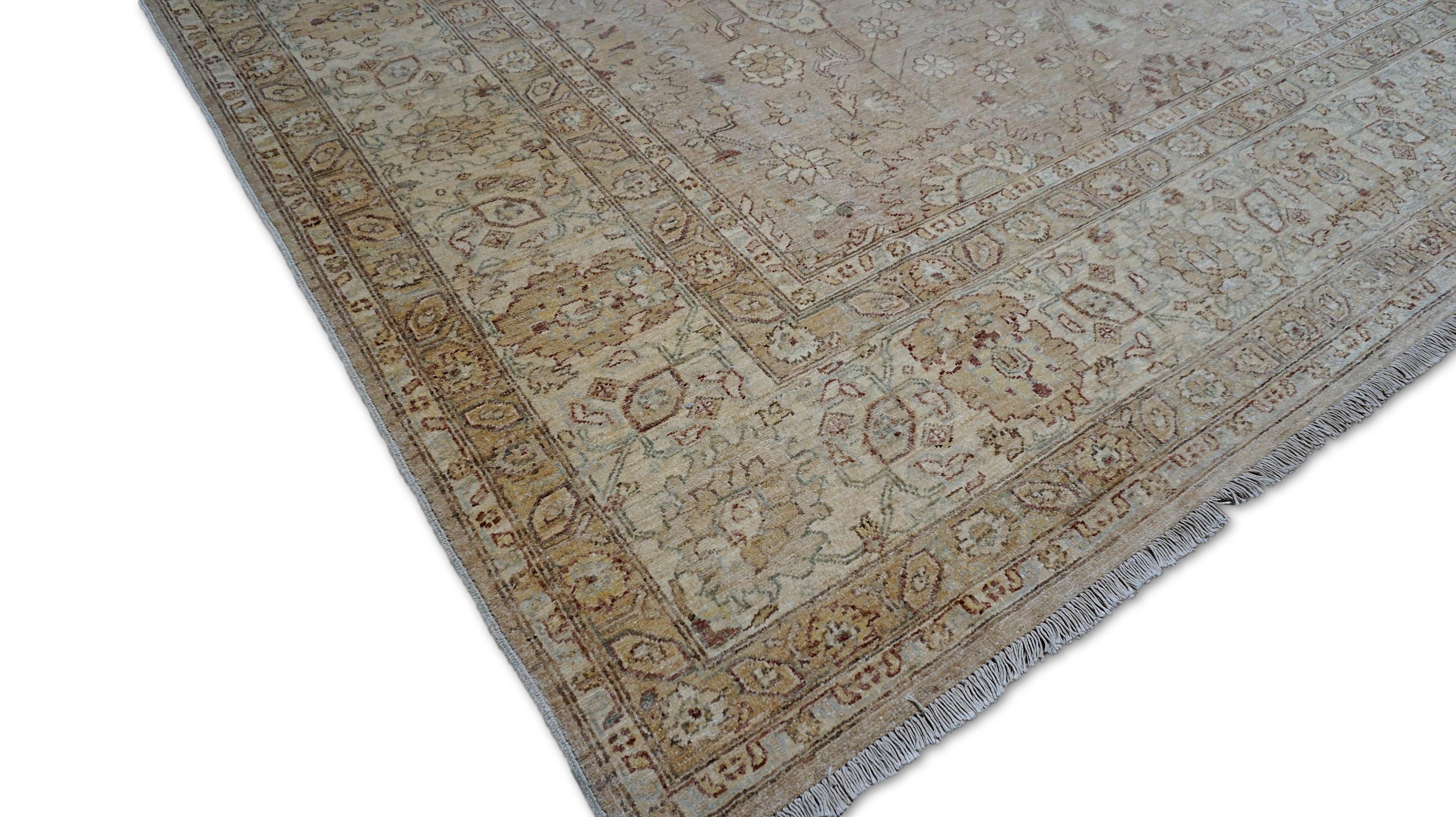 Neoklassizistisch  8′9″ × 11′10″ Wollteppich mit Oushak-Muster in Beige und Braun (Wolle) im Angebot