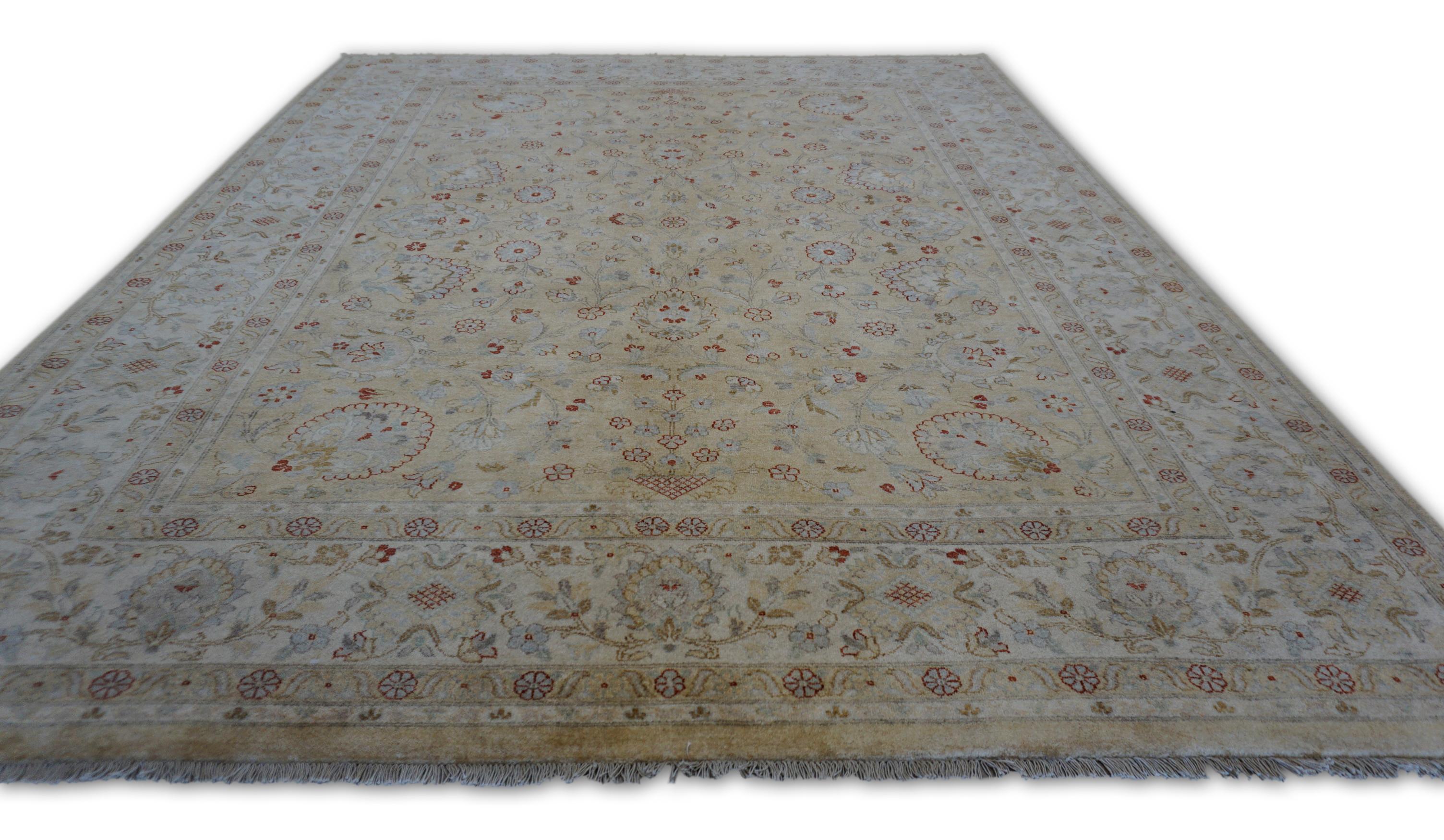 Tapis néoclassique Beige gold Field with Rust Motif 7'10''x10'' 7'10''x10'' 7'10''x10'' 7'10''x10'' en vente 3