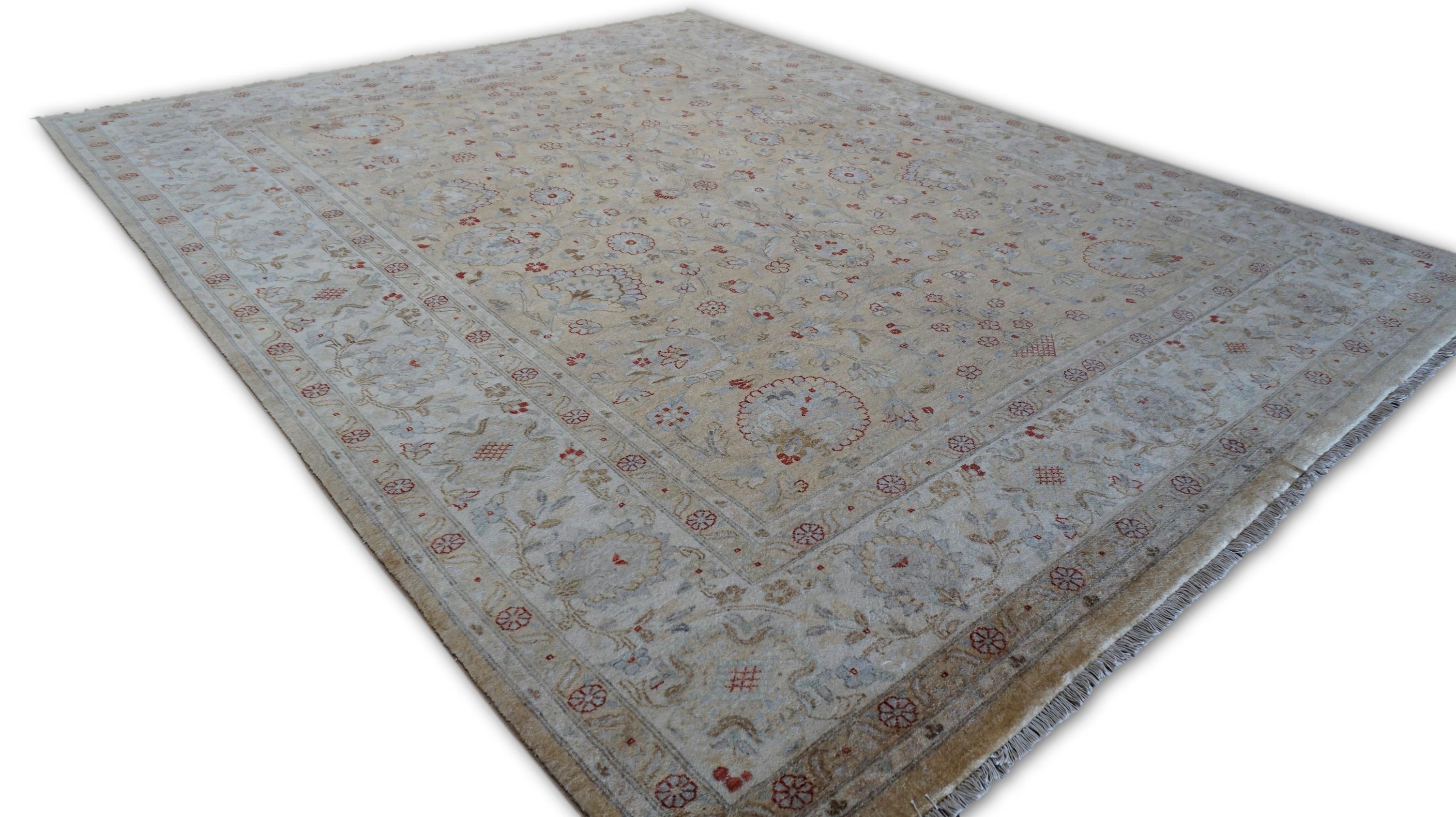 Tapis néoclassique Beige gold Field with Rust Motif 7'10''x10'' 7'10''x10'' 7'10''x10'' 7'10''x10'' en vente 4