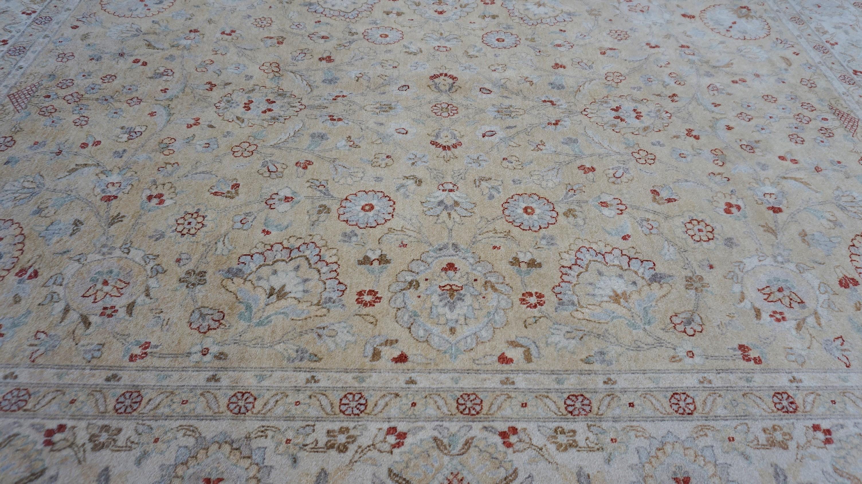 Ce tapis en laine à motif Sultanabad noué à la main est un hommage raffiné aux tapis persans du XIXe siècle, rehaussé d'une palette de couleurs inattendue et contemporaine. Le tapis présente un fond beige, égayé par une symphonie de couleurs douces
