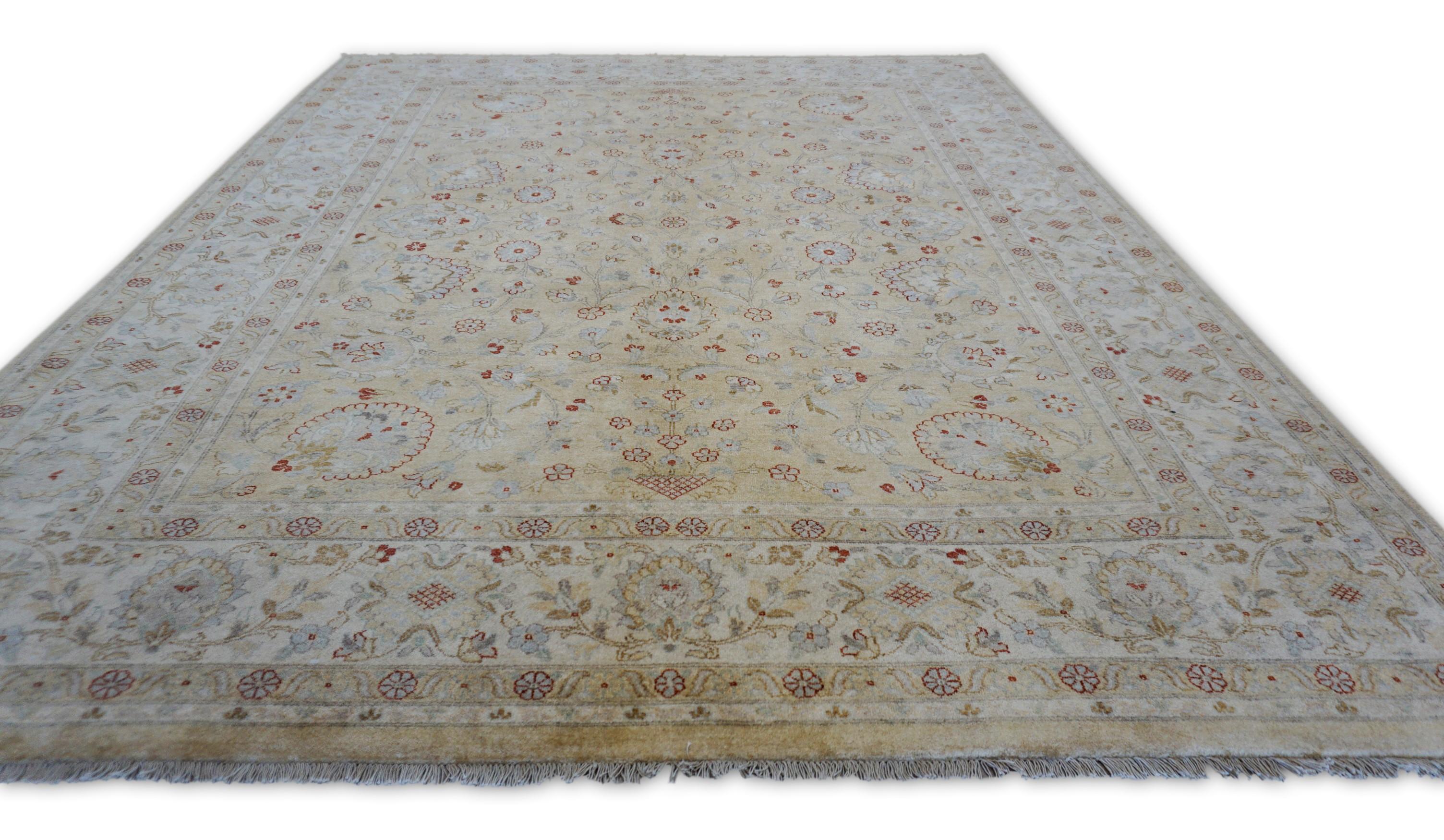 Pakistanais Tapis néoclassique Beige gold Field with Rust Motif 7'10''x10'' 7'10''x10'' 7'10''x10'' 7'10''x10'' en vente