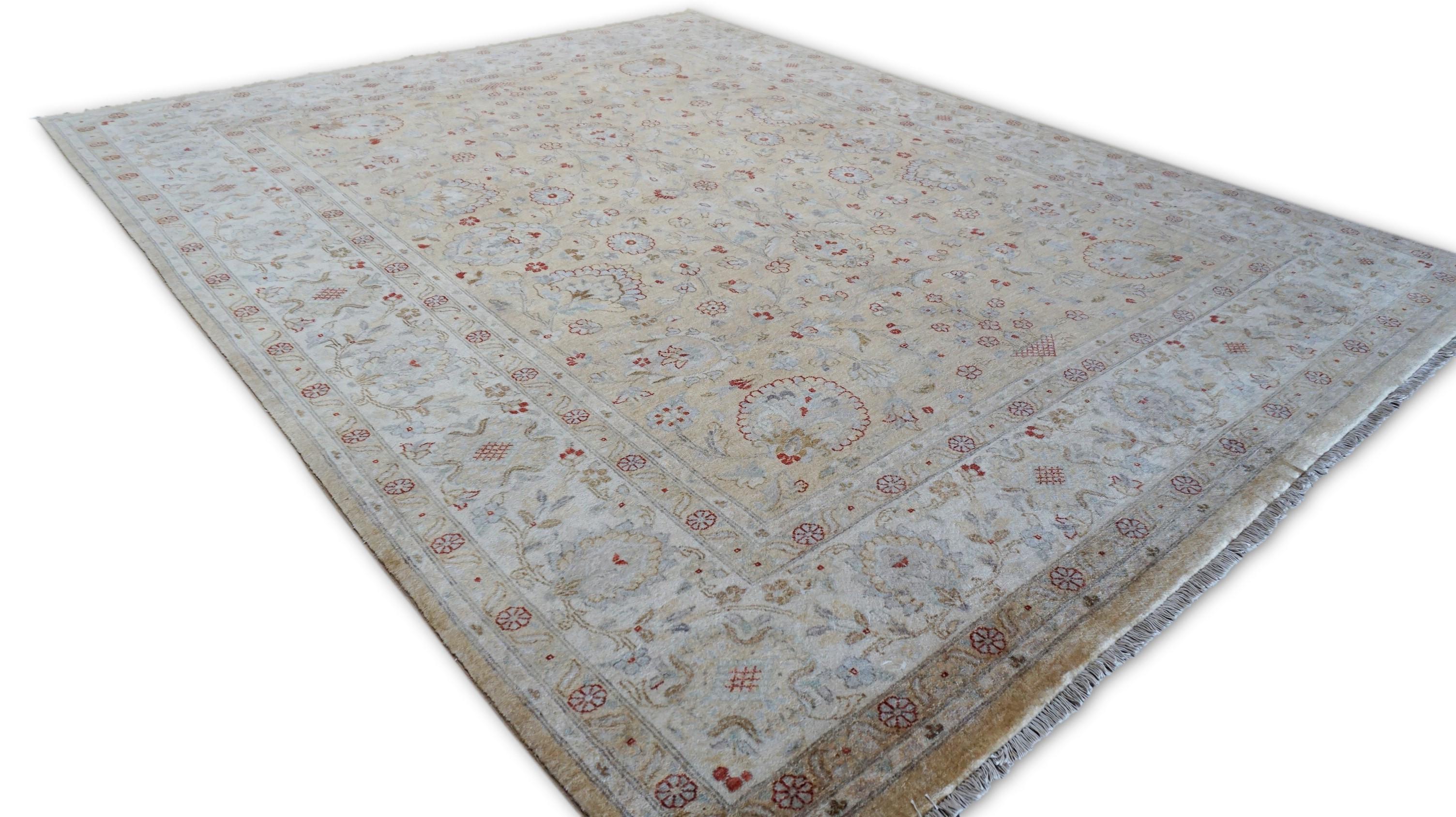 Noué à la main Tapis néoclassique Beige gold Field with Rust Motif 7'10''x10'' 7'10''x10'' 7'10''x10'' 7'10''x10'' en vente