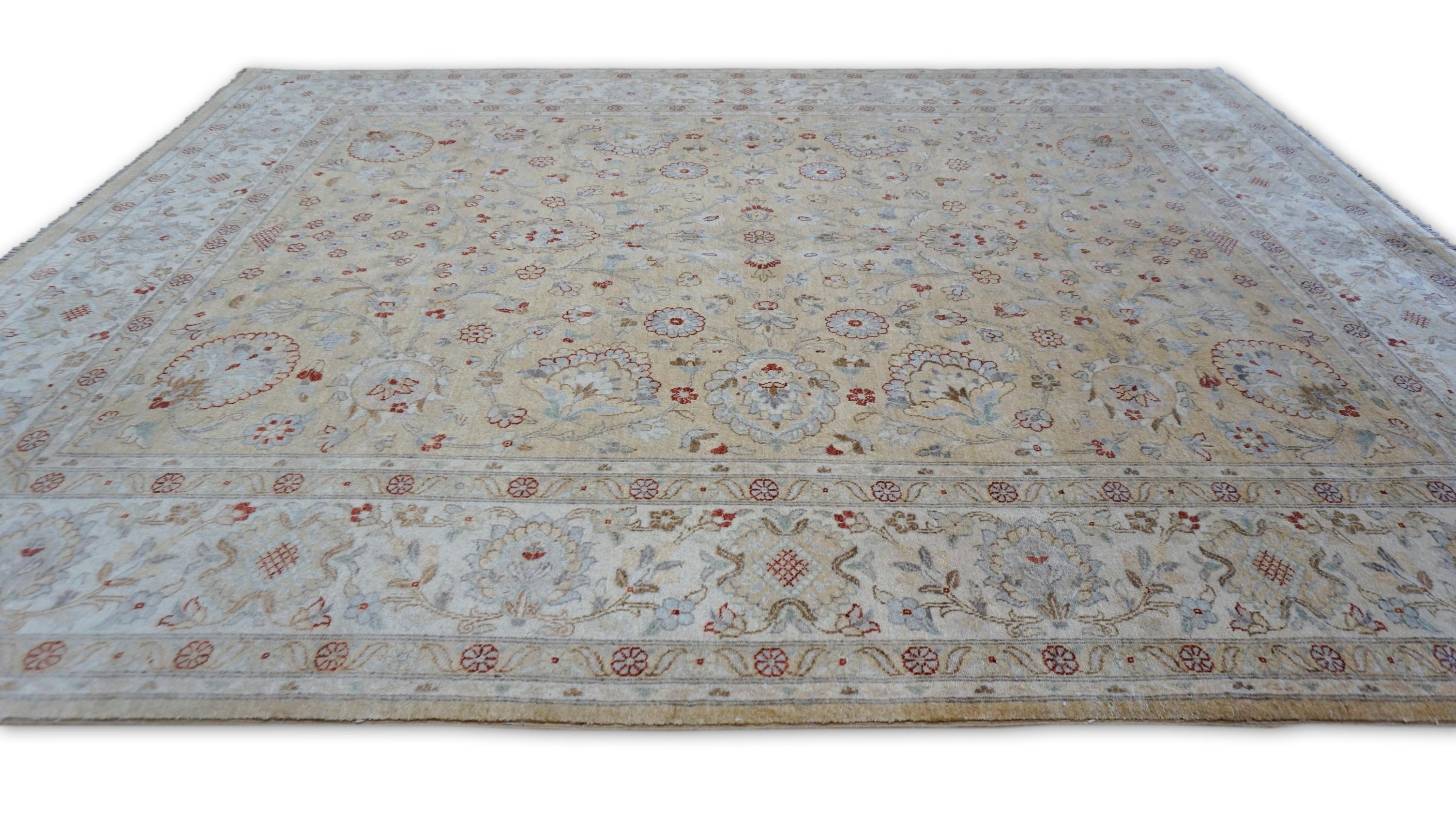 Tapis néoclassique Beige gold Field with Rust Motif 7'10''x10'' 7'10''x10'' 7'10''x10'' 7'10''x10'' Neuf - En vente à Torrance, CA