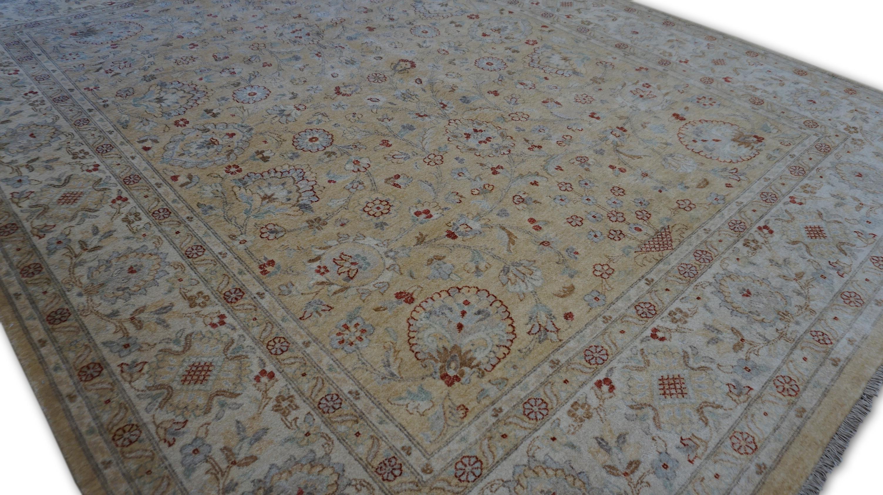 Laine Tapis néoclassique Beige gold Field with Rust Motif 7'10''x10'' 7'10''x10'' 7'10''x10'' 7'10''x10'' en vente