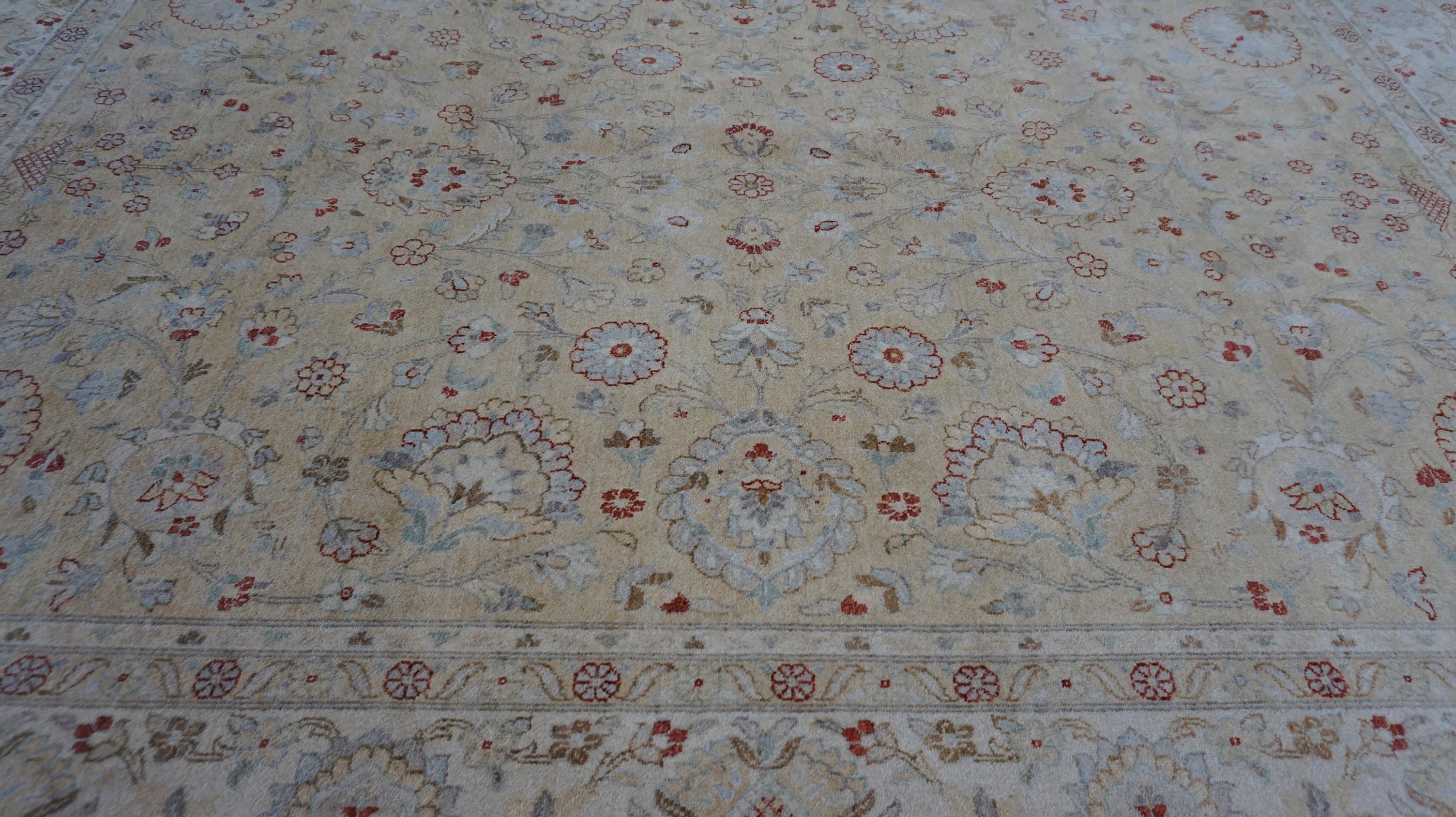 Tapis néoclassique Beige gold Field with Rust Motif 7'10''x10'' 7'10''x10'' 7'10''x10'' 7'10''x10'' en vente 1