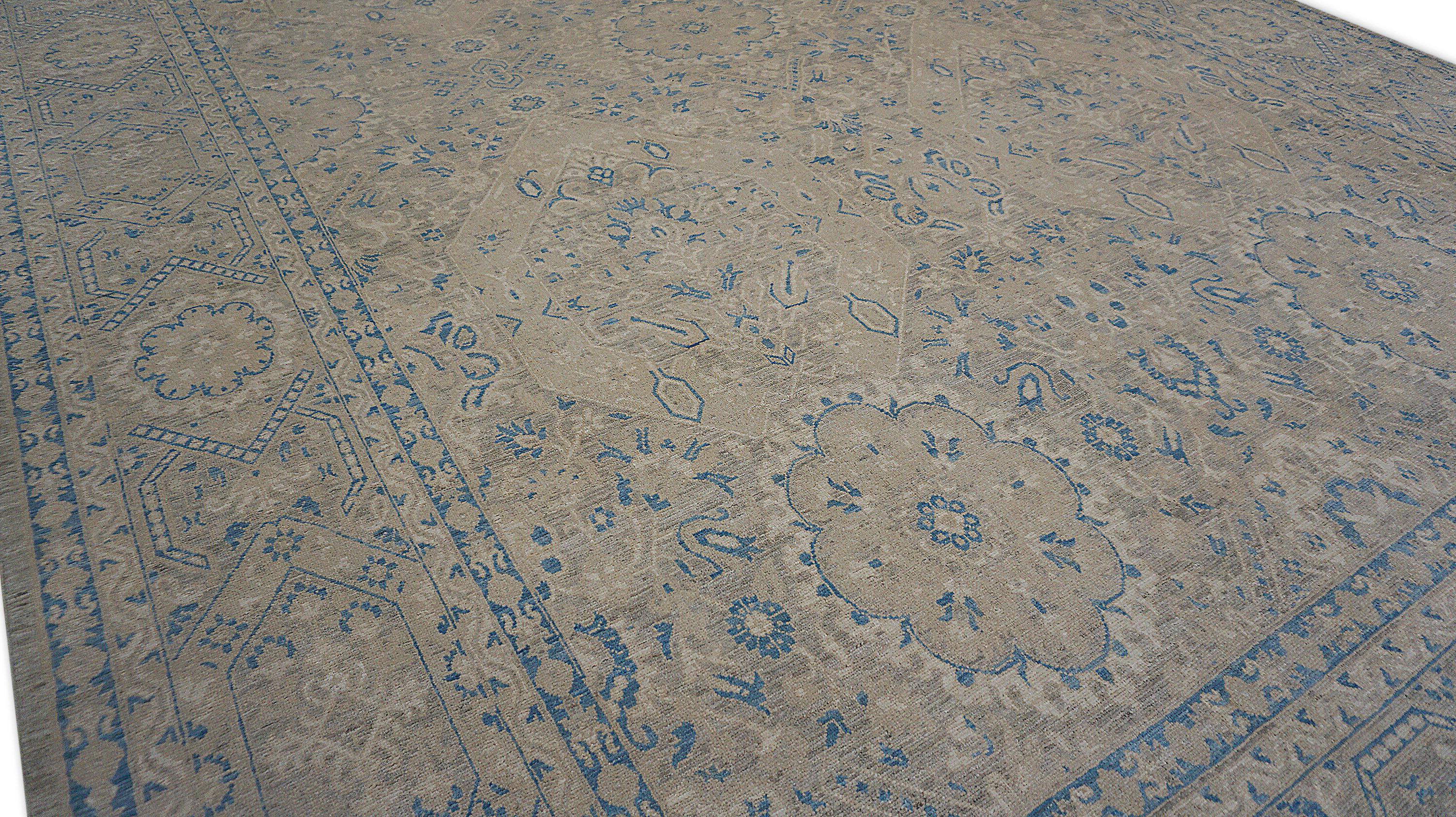 Ce magnifique tapis en laine noué à la main présente un motif de médaillon raffiné, reflétant l'élégance intemporelle des motifs traditionnels d'inspiration persane. Le champ central est orné de motifs floraux complexes, notamment des palmettes