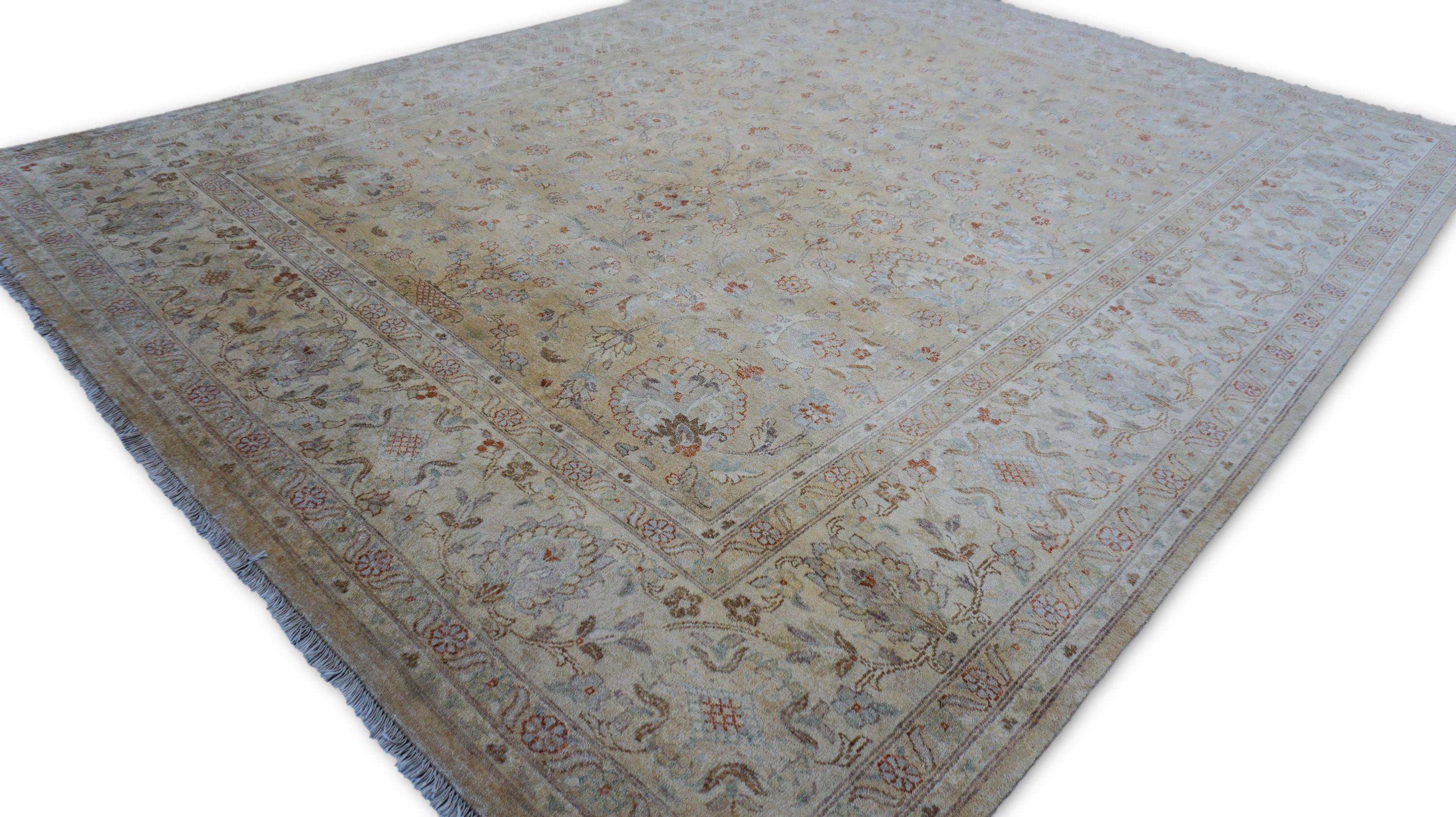 Il s'agit d'un tapis à motif Sultanabad noué à la main, habilement réalisé avec de la laine filée à la main et des teintures naturelles. Hommage fidèle aux tapis persans Sultanabad du XIXe siècle, cette pièce exsude une sophistication intemporelle