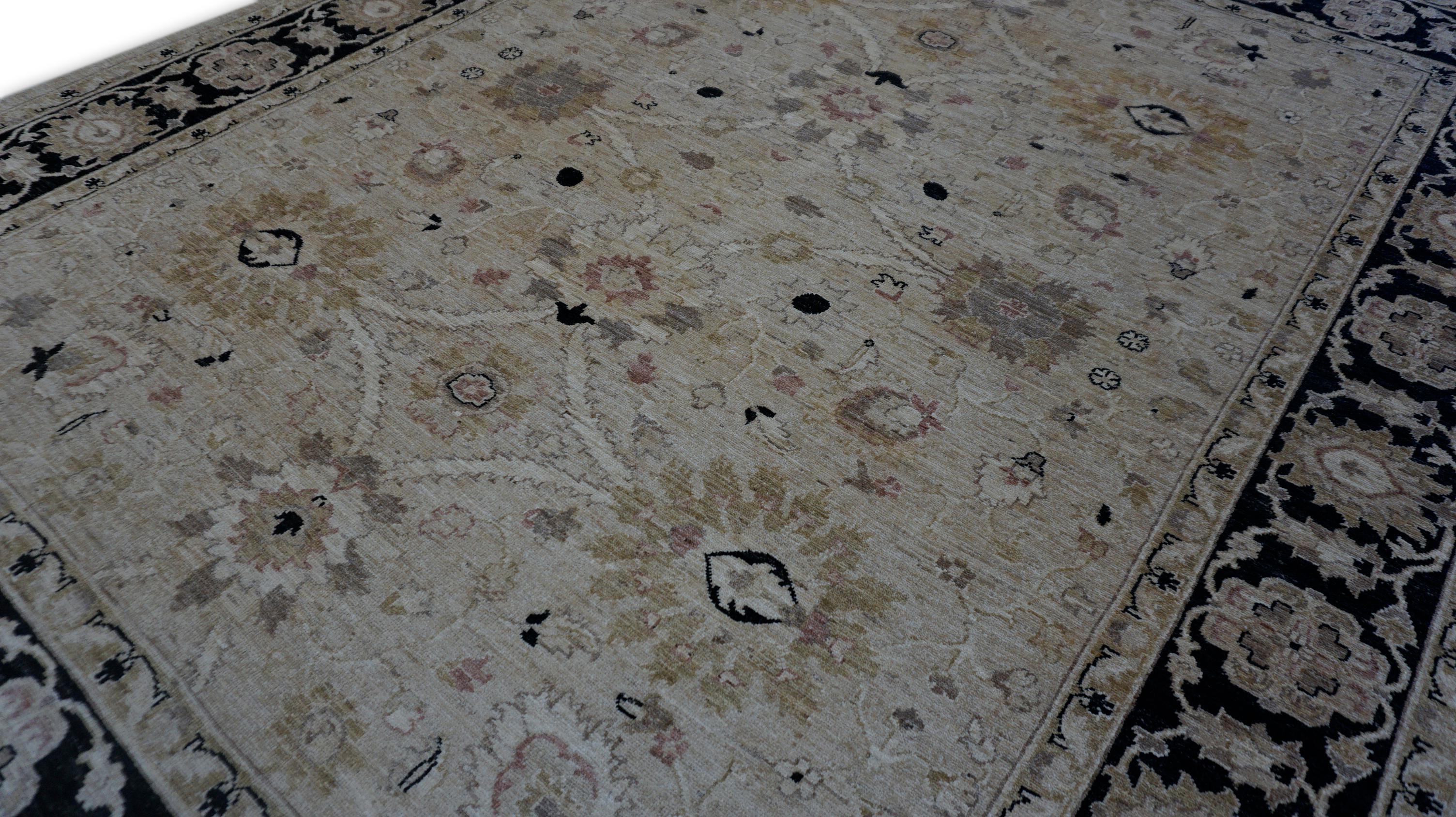 Se trata de una alfombra anudada a mano con motivos de Sultanabad, tejida hábilmente con lana hilada a mano de alta calidad. Esta pieza ejemplifica el clásico estilo Sultanabad, conocido por sus motivos florales a gran escala y sus paletas de
