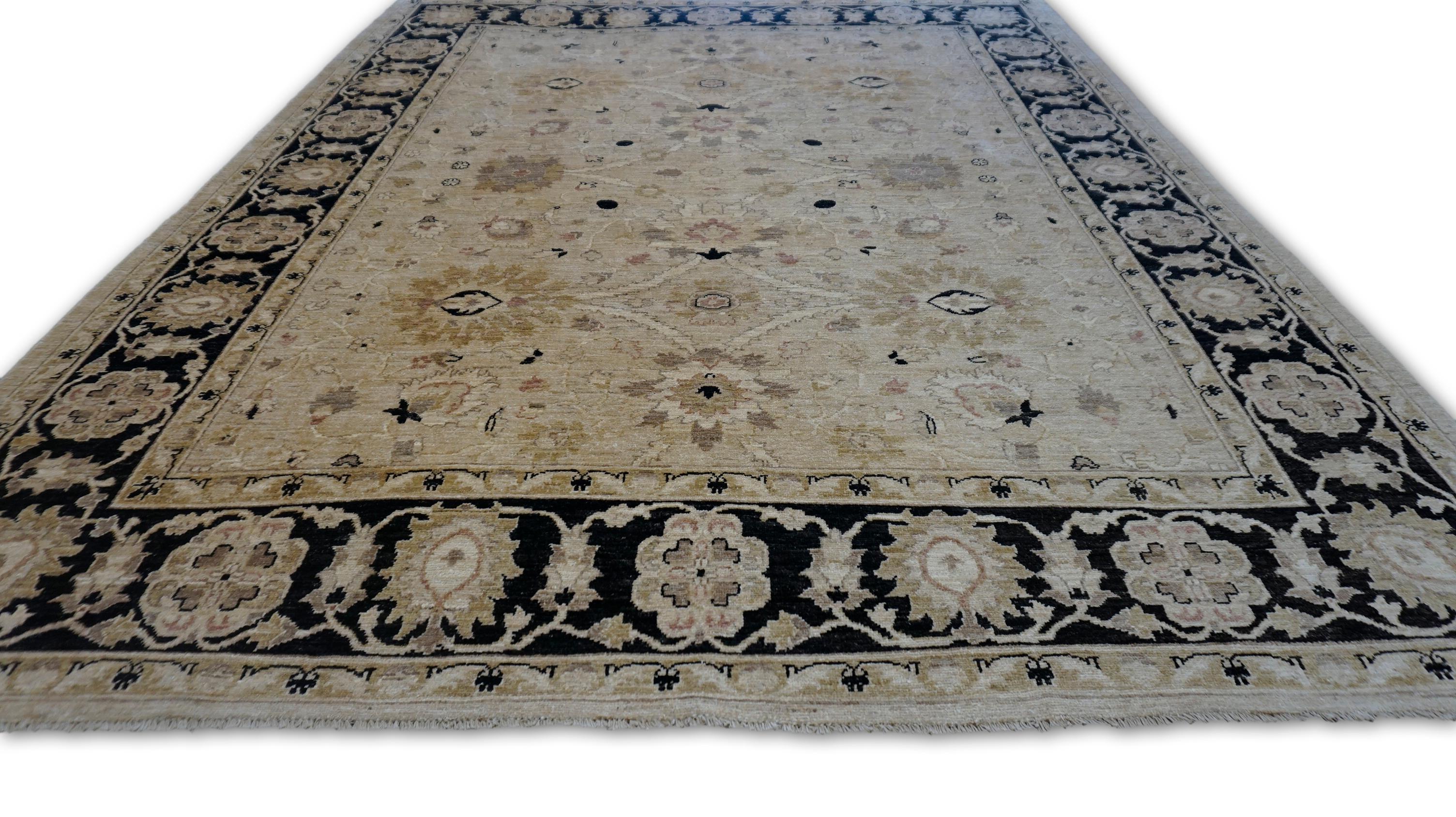 Alfombra neoclásica de lana beige con borde negro 7'10''x9'9'' Pakistaní en venta