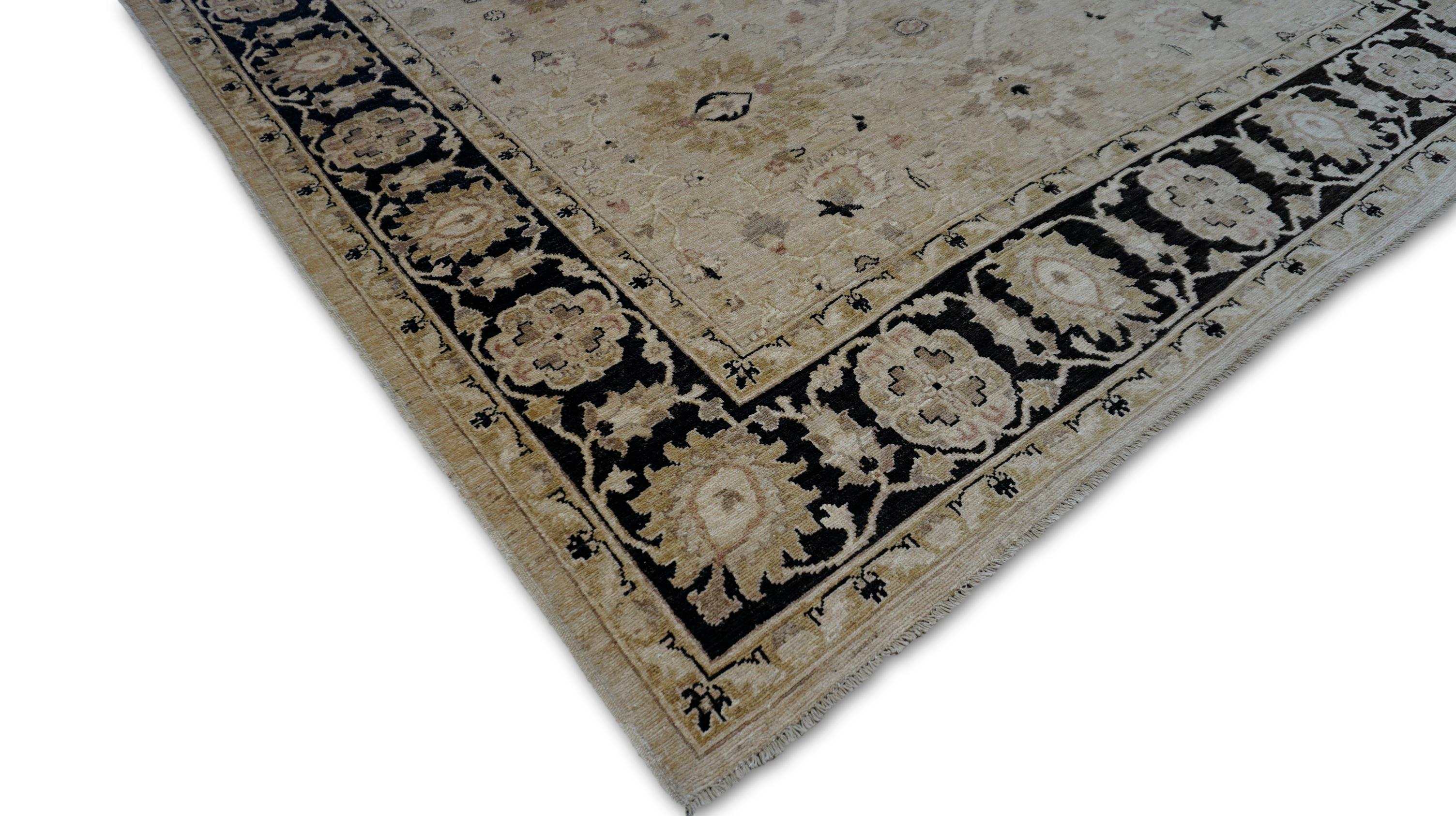 Alfombra neoclásica de lana beige con borde negro 7'10''x9'9'' Anudado a mano en venta
