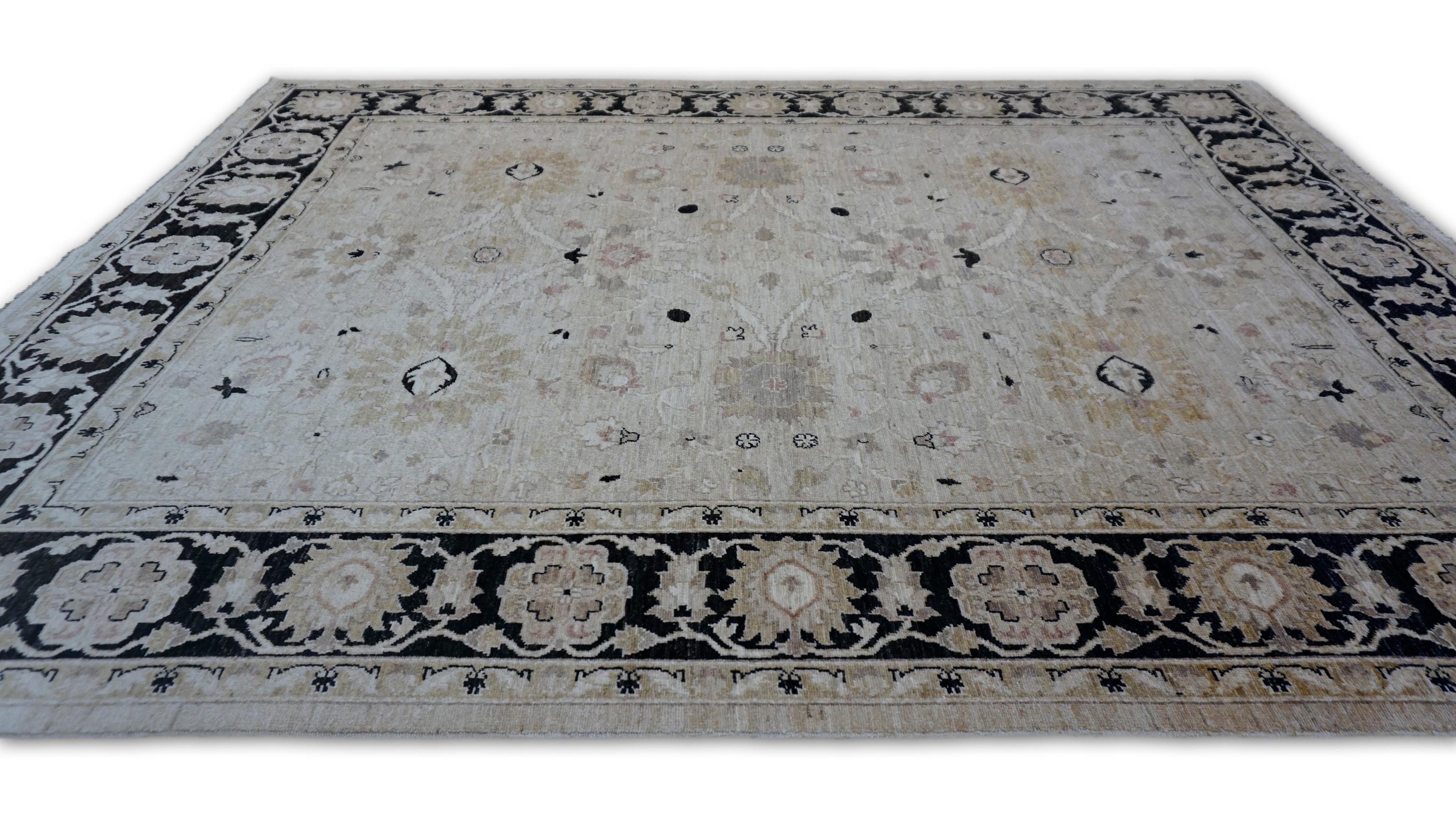 Alfombra neoclásica de lana beige con borde negro 7'10''x9'9'' en Nuevo estado para la venta en Torrance, CA