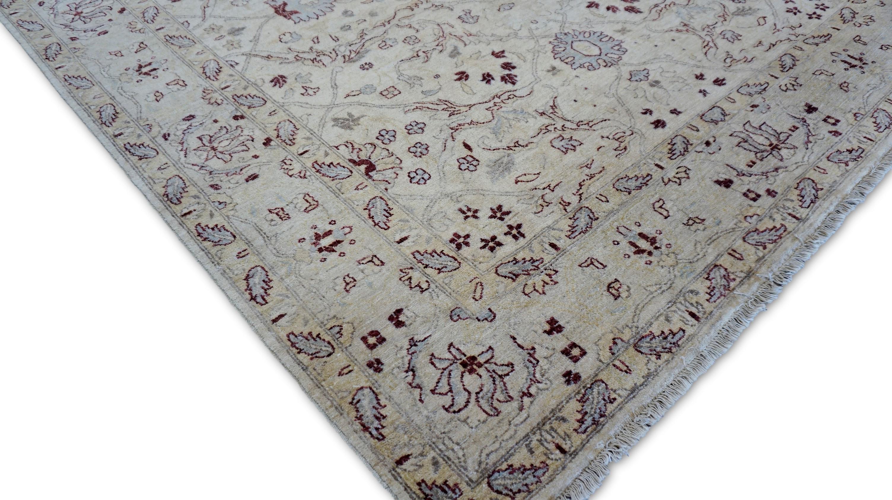 Esta alfombra de lana Sultanabad Pattern, anudada a mano, muestra un diseño clásico de inspiración persa reinterpretado en una paleta de colores elegantes y claros. Con su fondo dorado beige marfil, sutiles trazos florales celadón y topo, y acentos