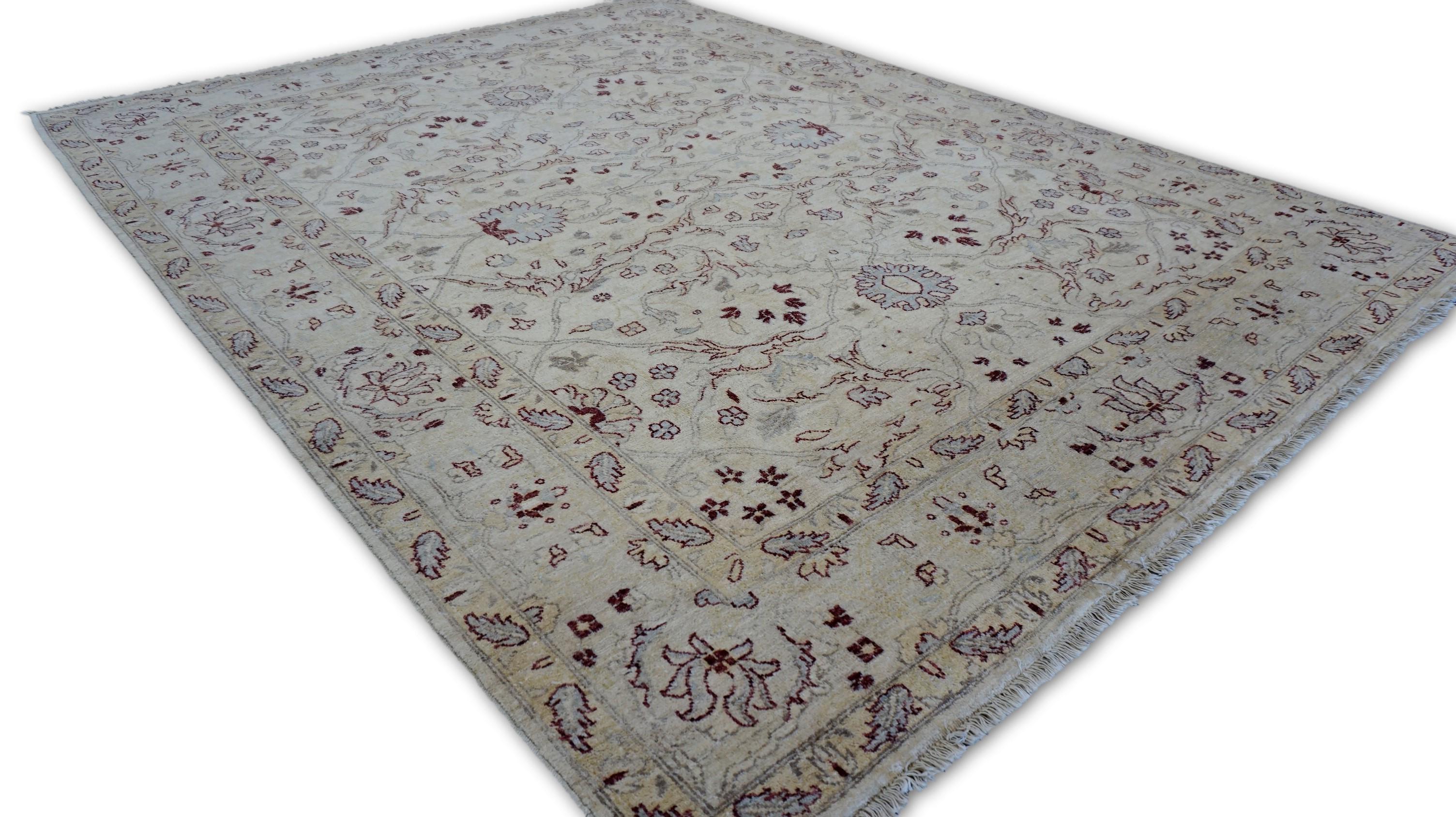 Alfombra neoclásica de lana beige con motivos rojos 7'9''x9'11'' Pakistaní en venta