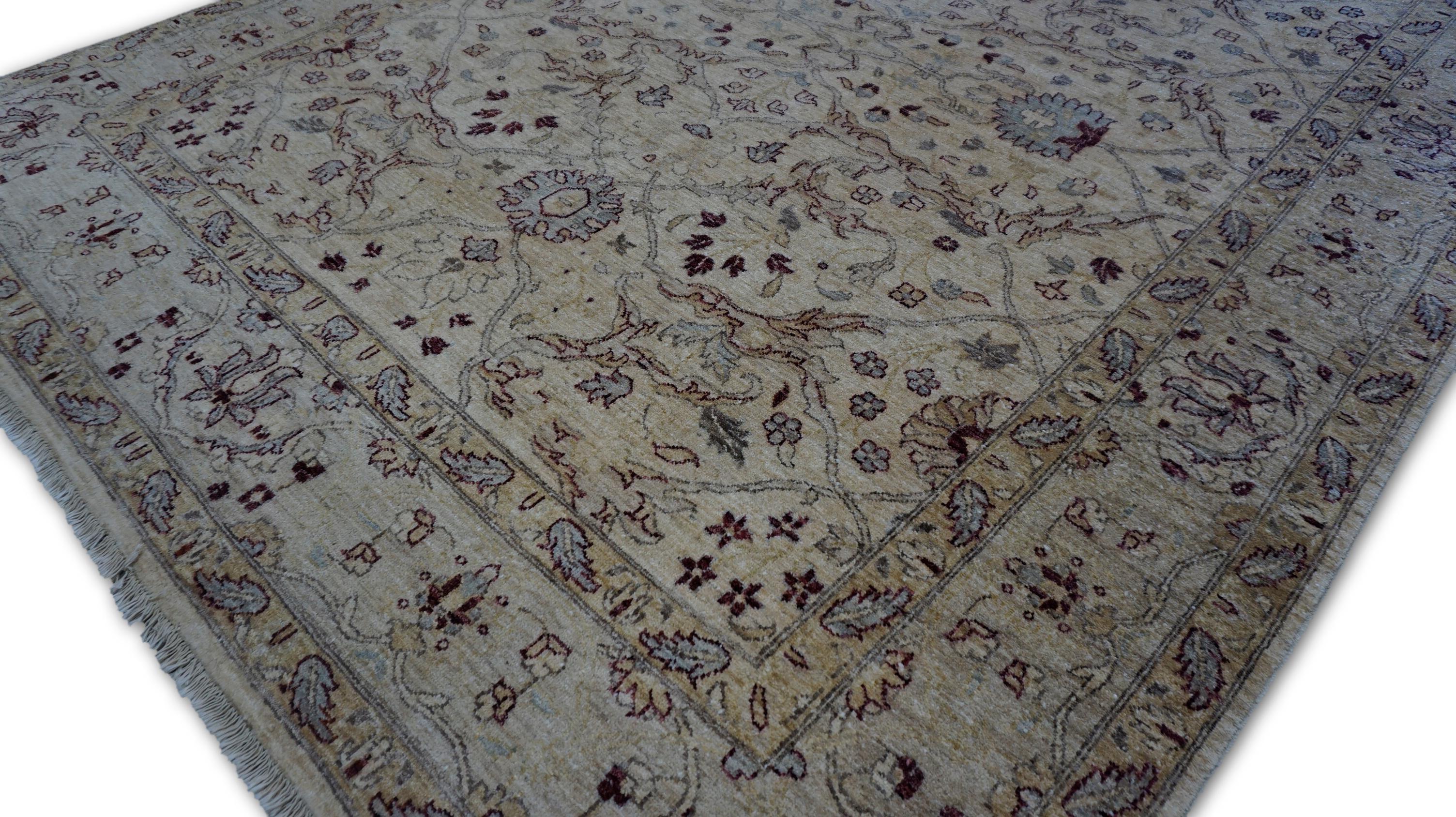 Alfombra neoclásica de lana beige con motivos rojos 7'9''x9'11'' Siglo XXI y contemporáneo en venta