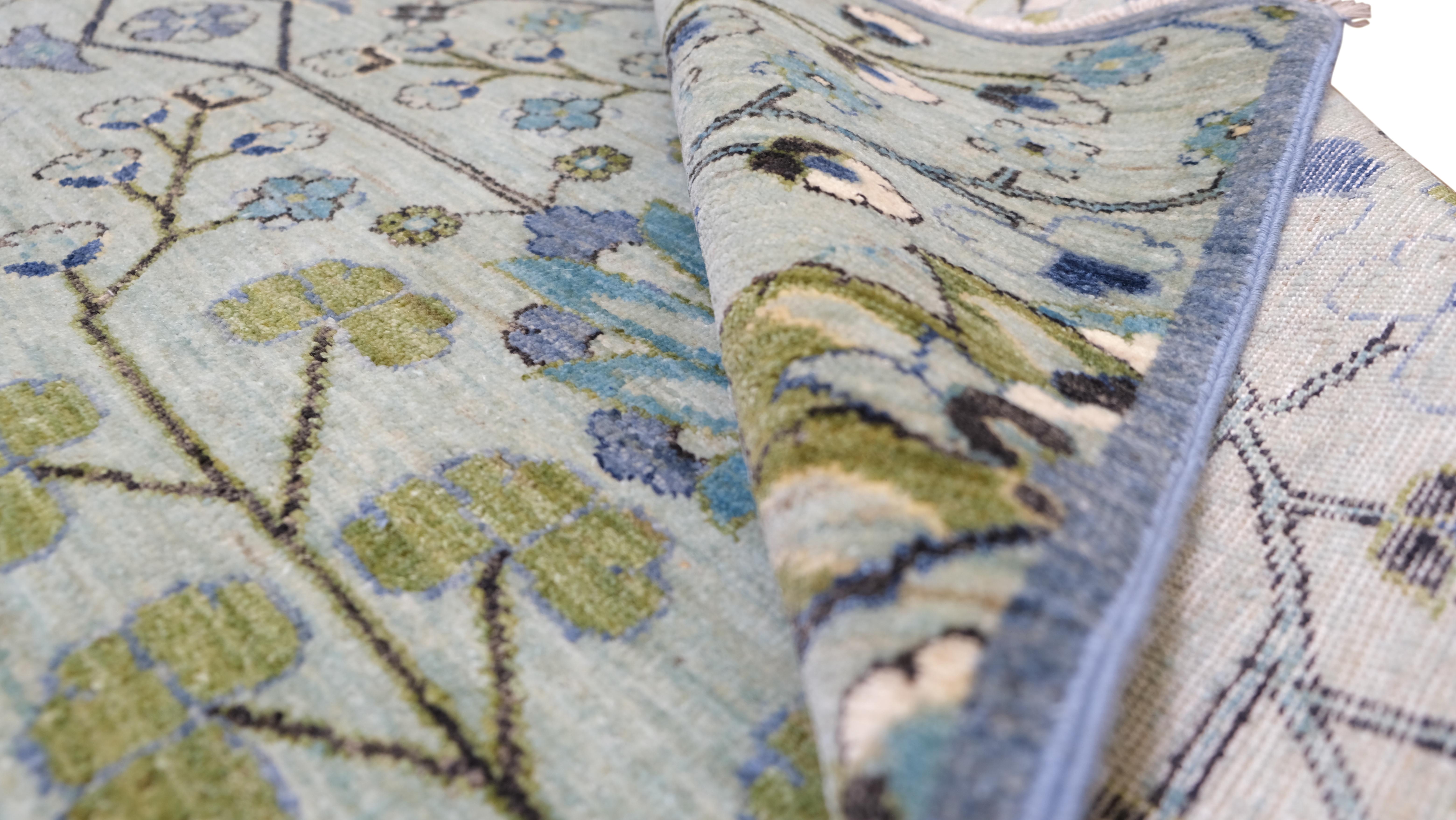 Neoklassizistischer blauer und grüner geblümter Wollteppich 8'x10' um 2020 (Neoklassisch) im Angebot