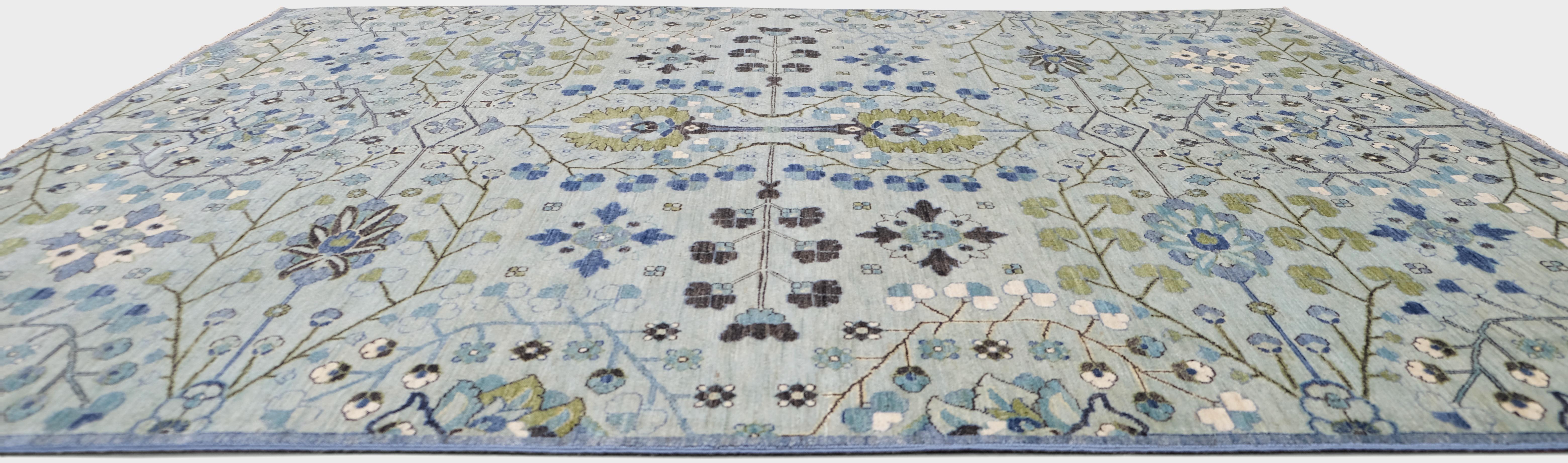 Neoklassizistischer blauer und grüner geblümter Wollteppich 8'x10' um 2020 (Pakistanisch) im Angebot