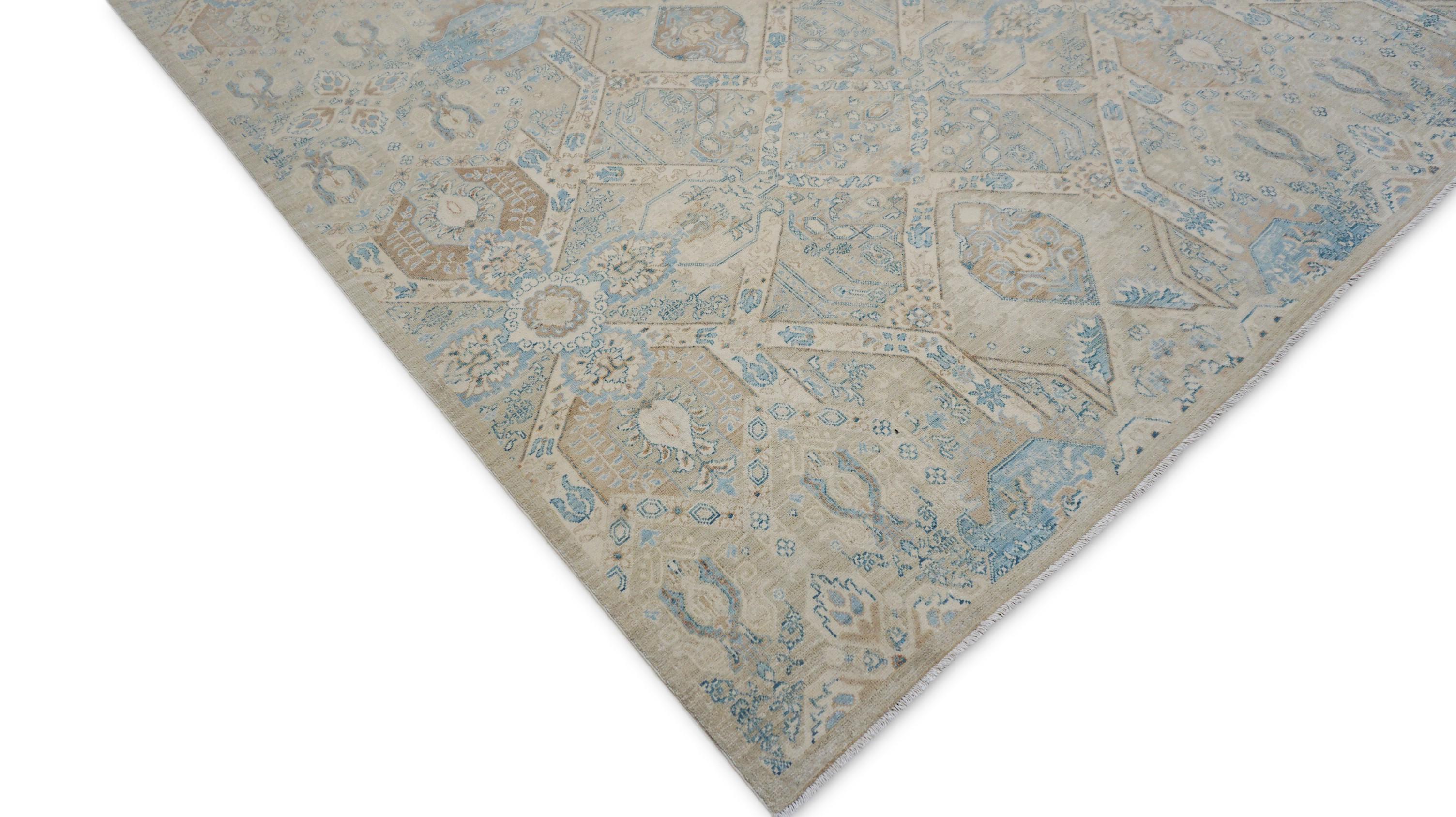 Questo elegante tappeto in lana in stile Oushak, annodato a mano, reinterpreta magnificamente l'estetica classica turca attraverso un obiettivo morbido e contemporaneo. Tessuto da abili artigiani secondo tecniche secolari, questo tappeto presenta un