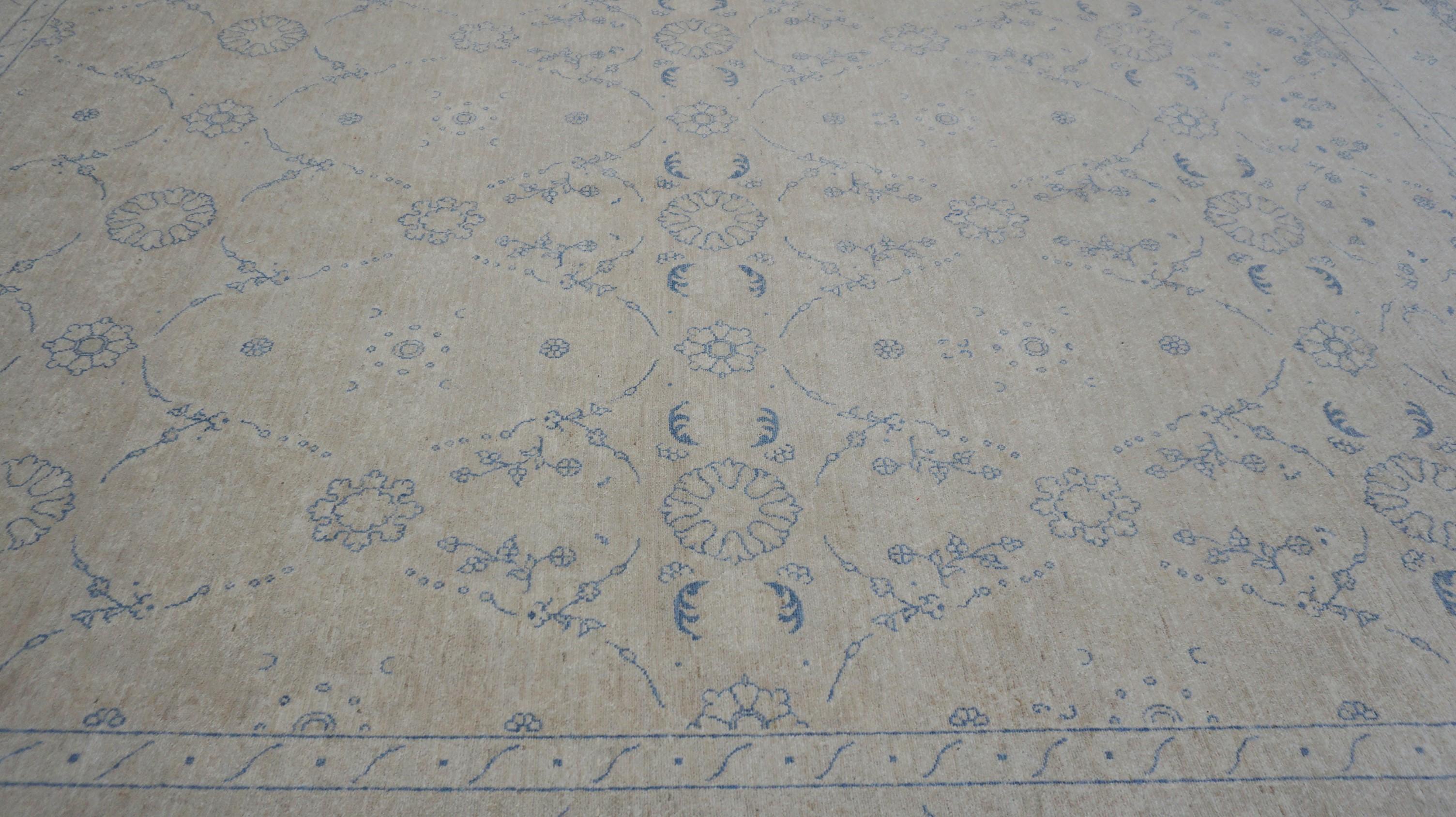 Neoclassico Tappeto neoclassico in lana stile Tabriz blu e avorio 8'x10'1'' in vendita