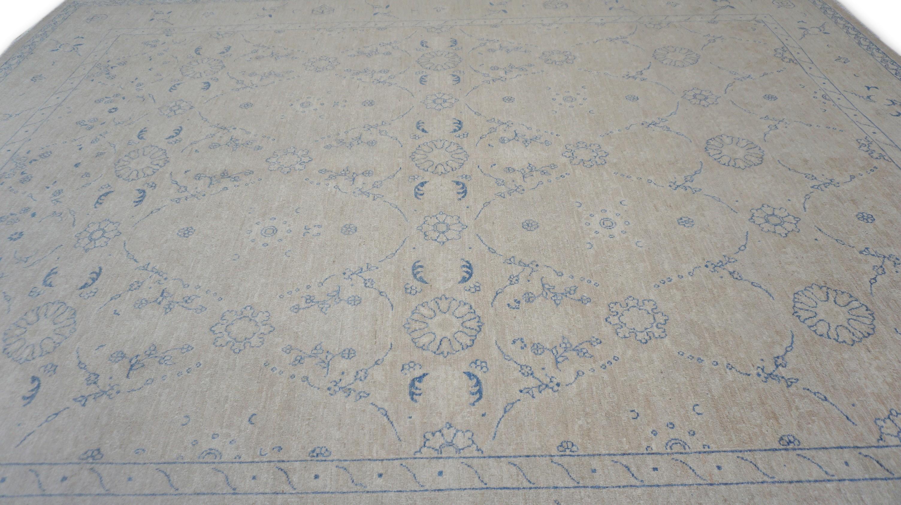 Annodato a mano Tappeto neoclassico in lana stile Tabriz blu e avorio 8'x10'1'' in vendita