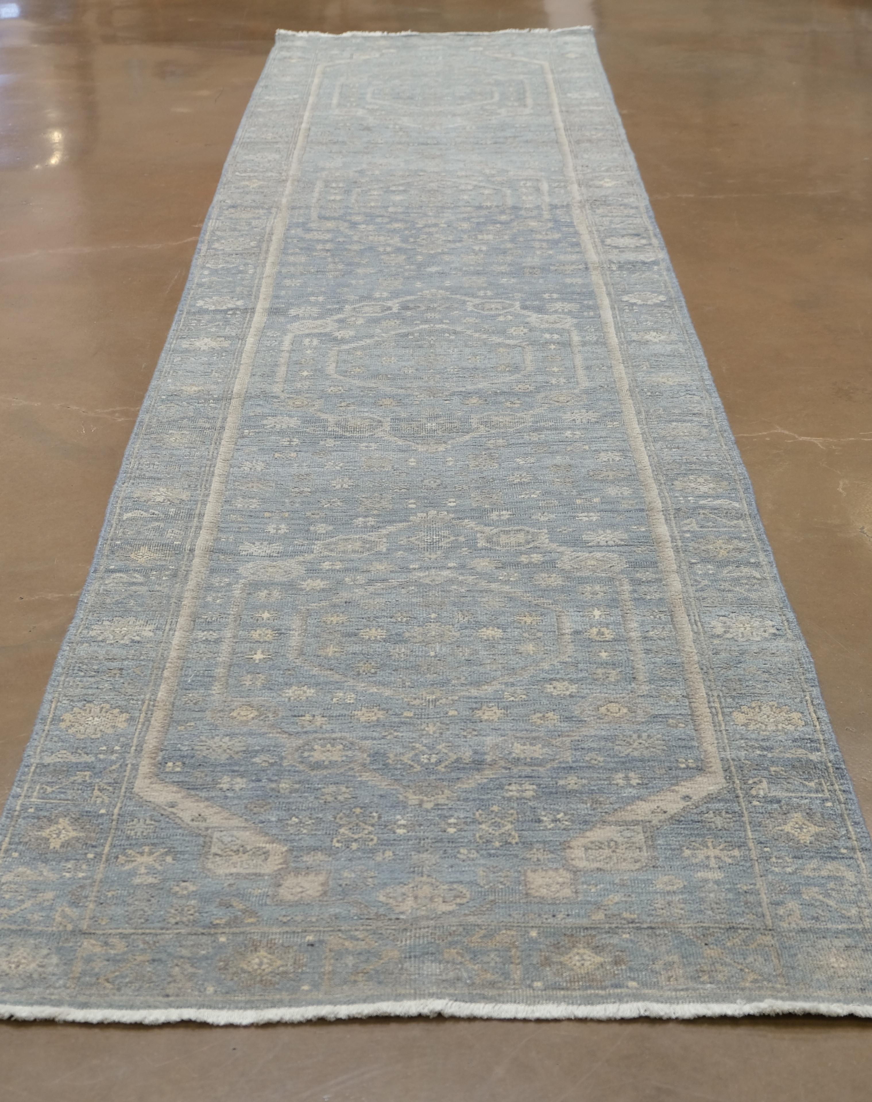 Neo-Classical Blau Wolle Oushak Läufer 3'x13'8'' (Asiatisch) im Angebot