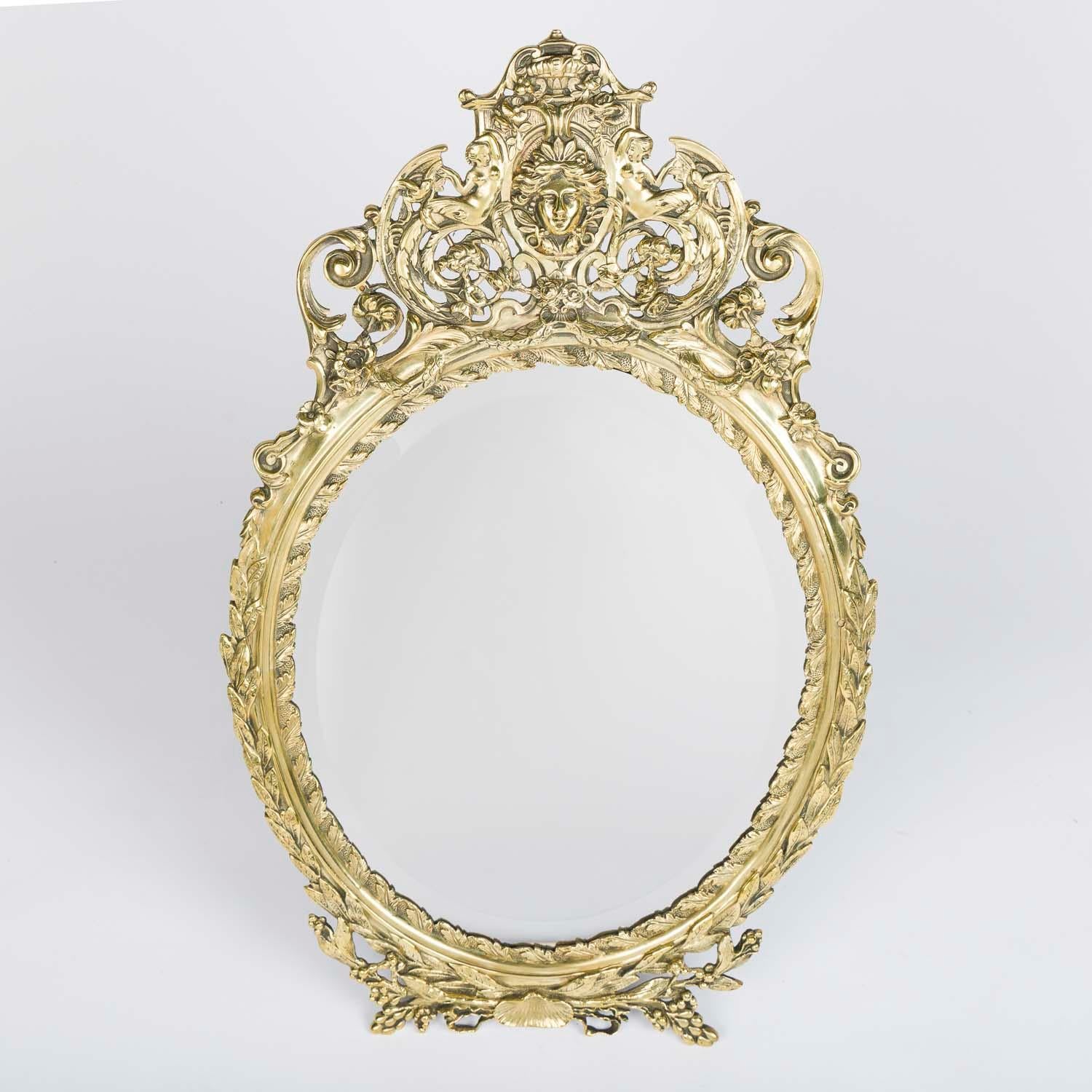 Specchio da toilette ovale neoclassico in ottone, francese, circa 1870.

Con cavalletto. (Può essere adattato per essere appeso alla parete).

Piastra a specchio smussata.