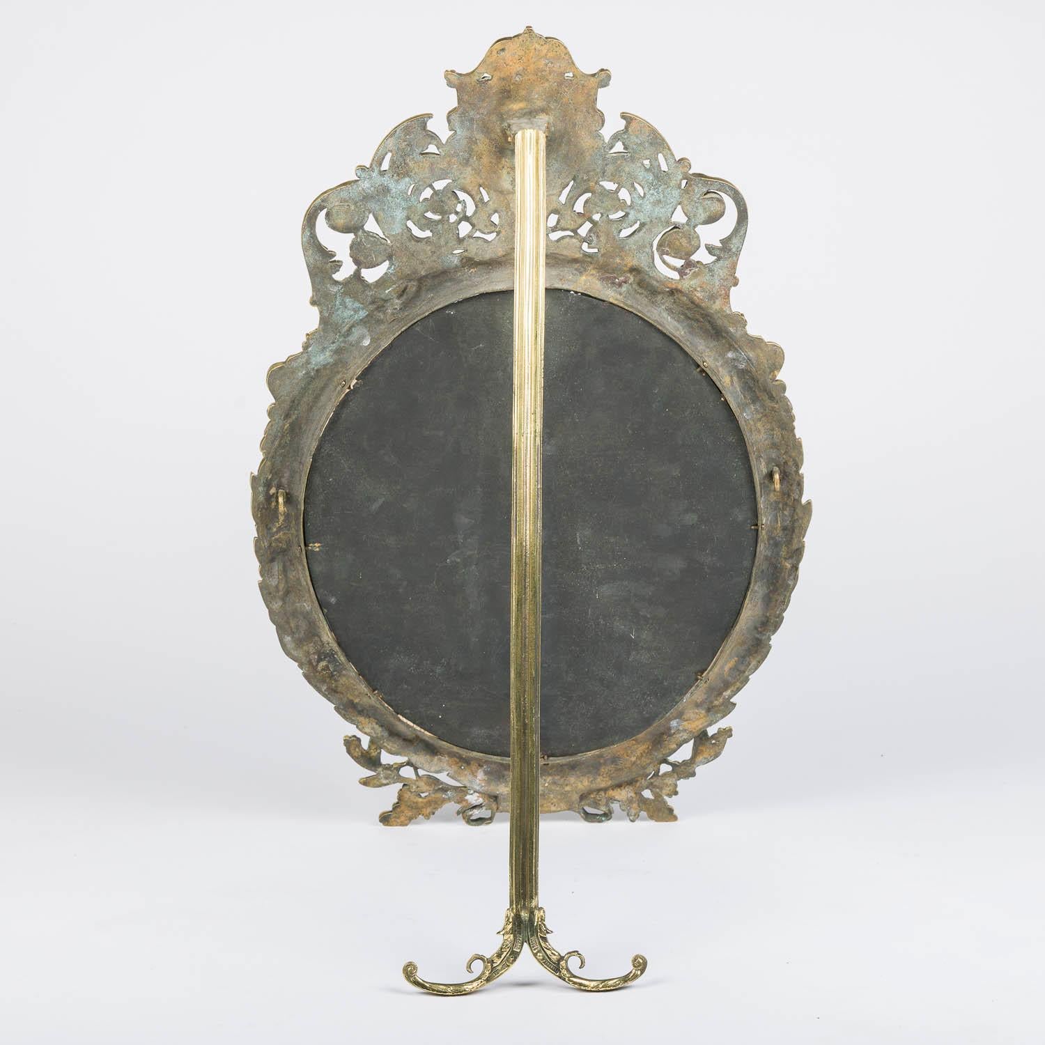 Specchio da tavolo ovale neoclassico in ottone in vendita 1