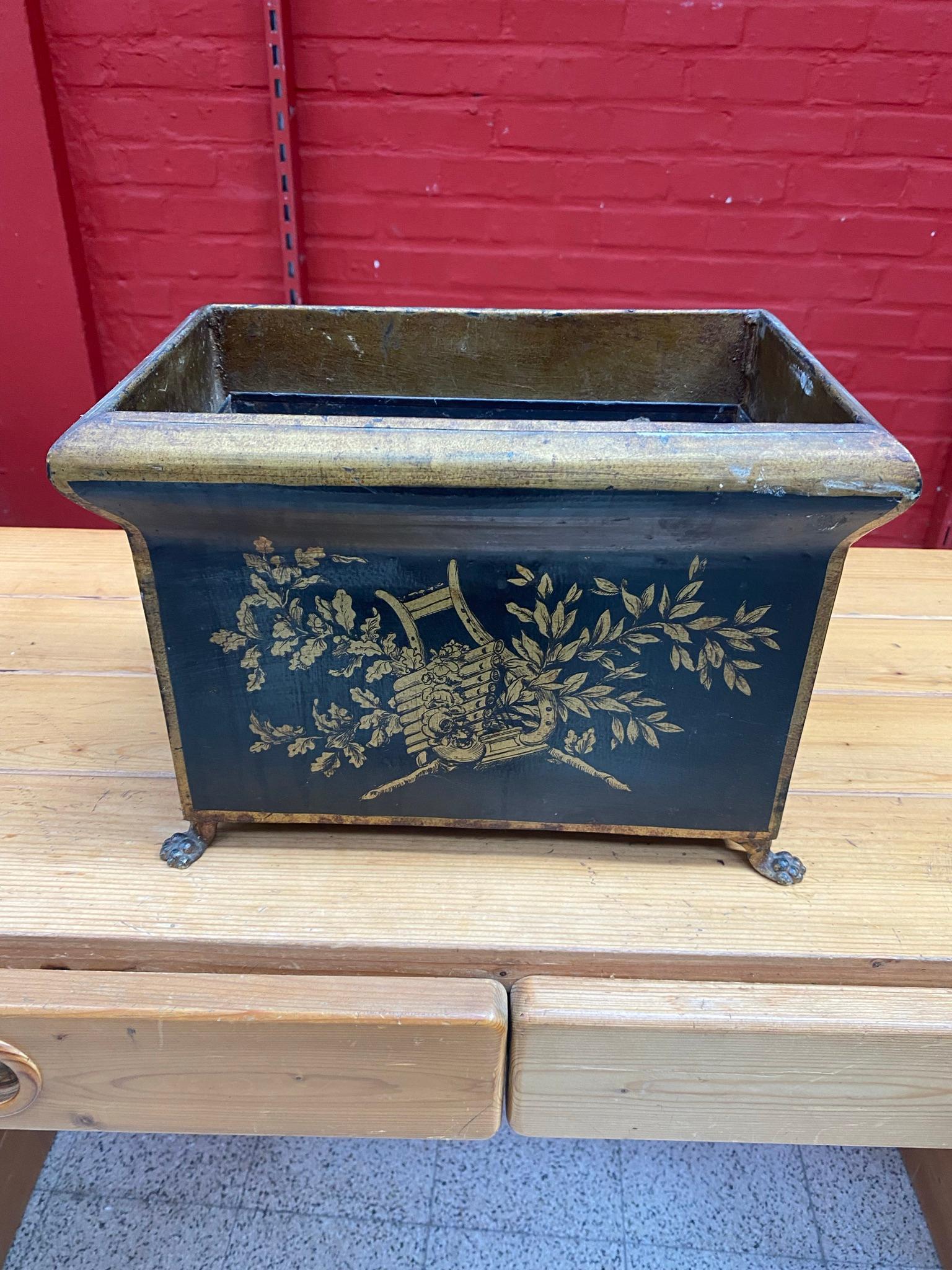 Neo classical brass planter with paw feet & lion head ring handles. circa 1880.
 Beautiful original patina.
With its metal interior
Traces of erosion, but no hole.