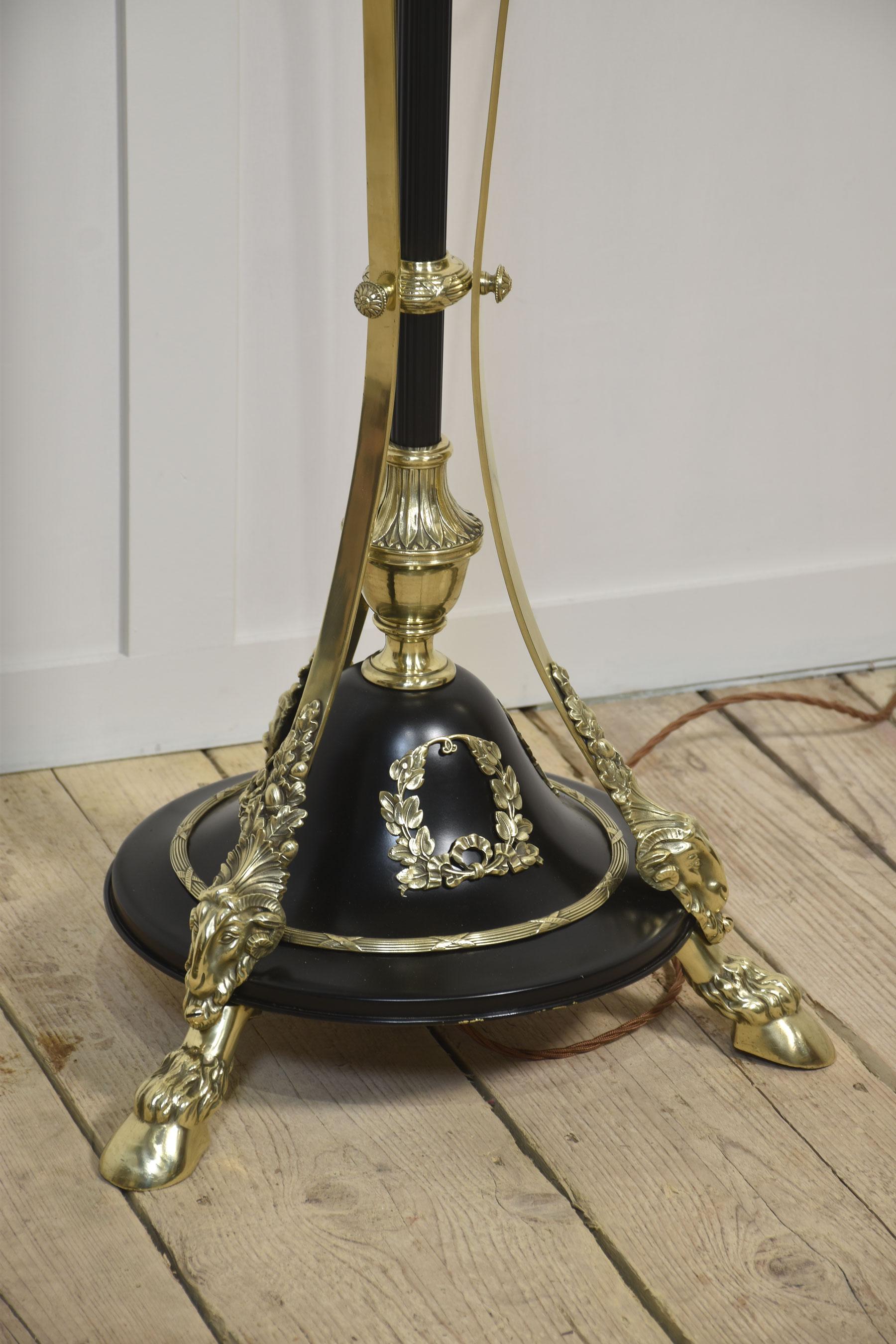Lampada Neo Classica in ottone in vendita 4