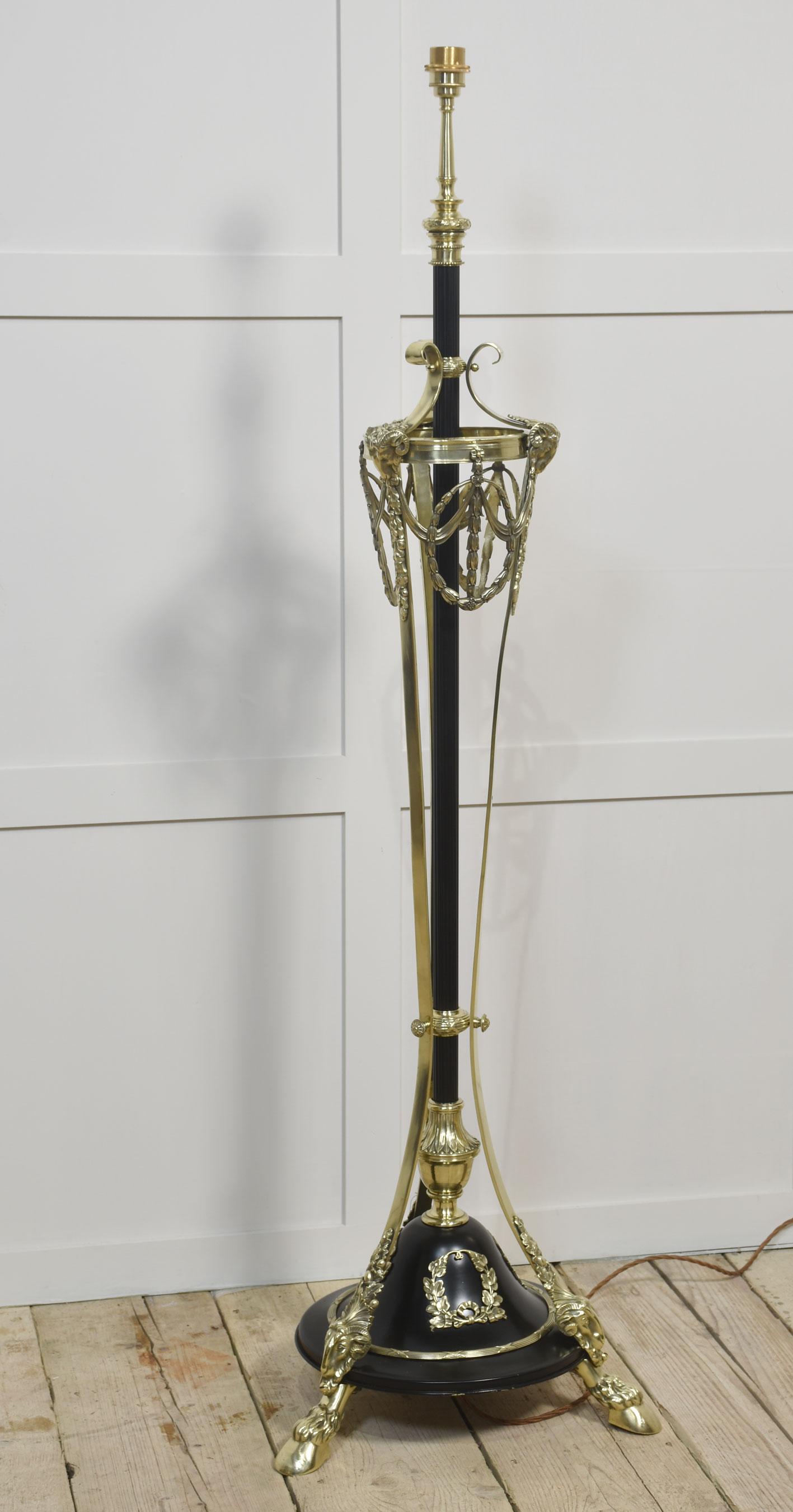 Lampada Neo Classica in ottone in vendita 5