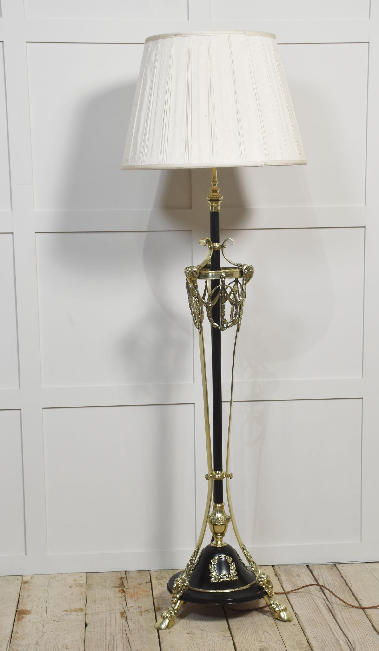 Lampada a stelo in ottone, con colonna centrale in ottone ebanizzato sostenuta da supporti a scorrimento. Il tutto poggiato su una base circolare con decorazioni a forma di rondine che terminano con piedi a zampa.
Dimensioni
Altezza 60 pollici,