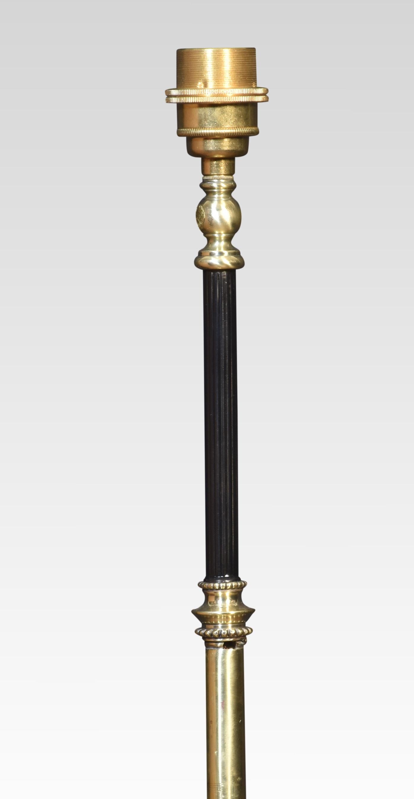 Britannique Lampe standard néoclassique en laiton en vente