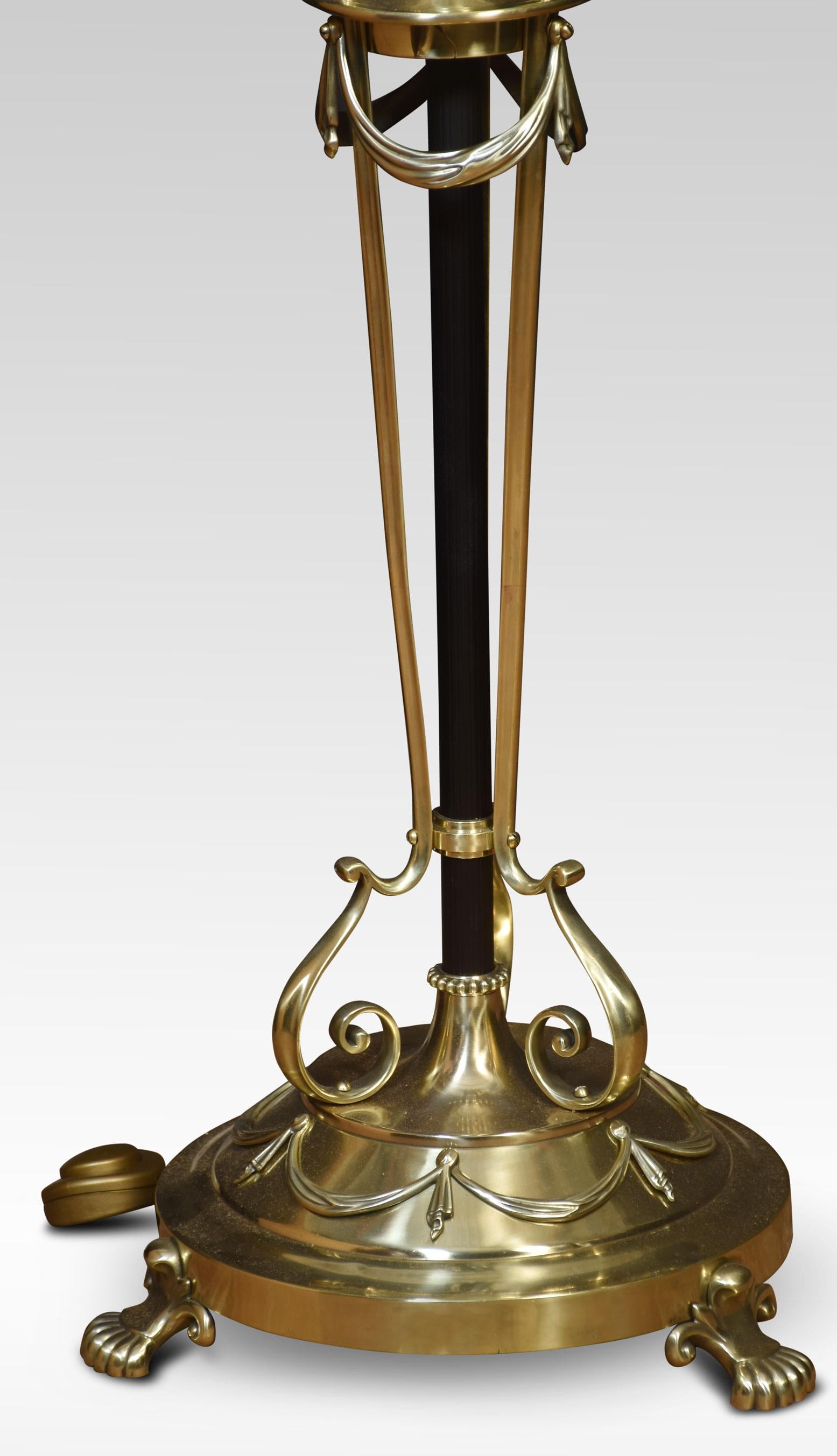20ième siècle Lampe standard néoclassique en laiton en vente
