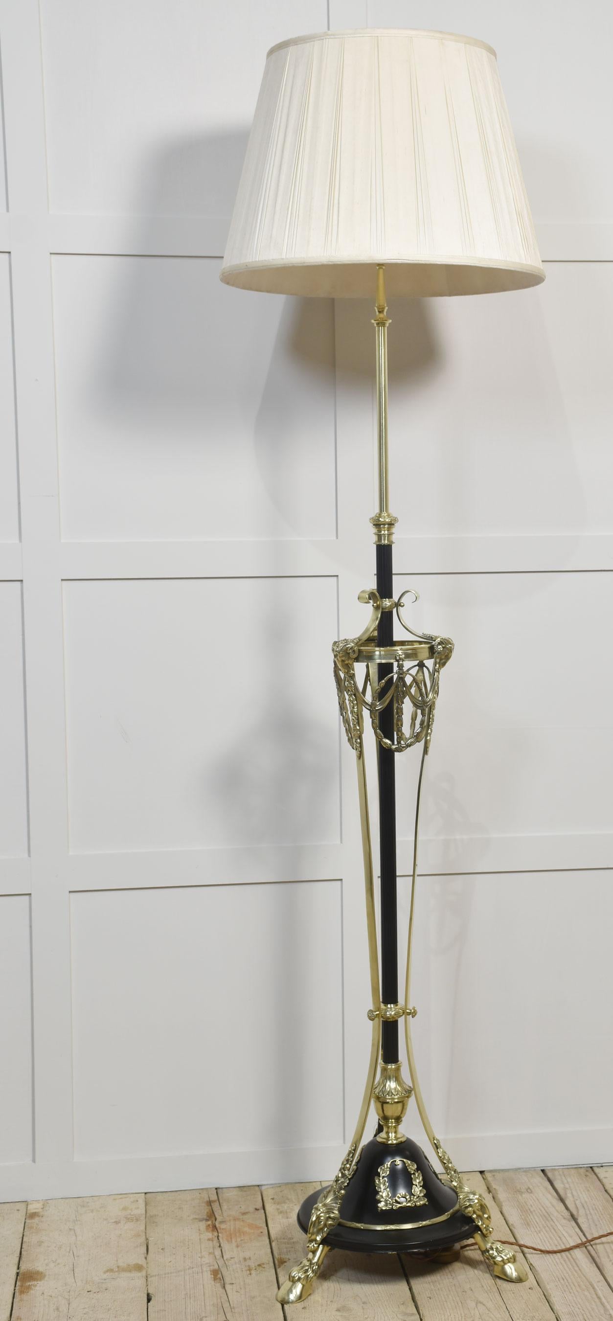 Lampada Neo Classica in ottone in vendita 1