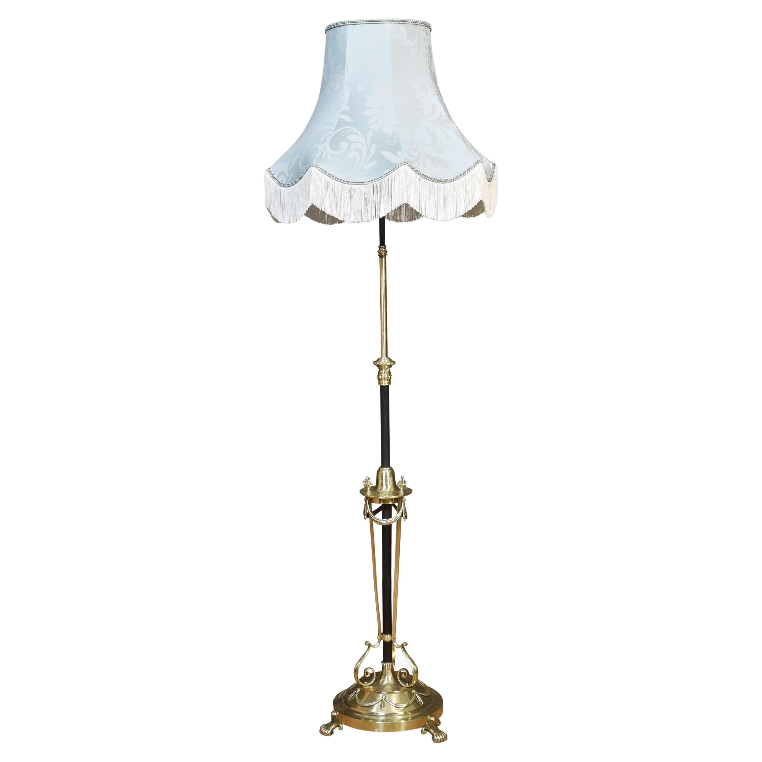 Lampe standard néoclassique en laiton en vente