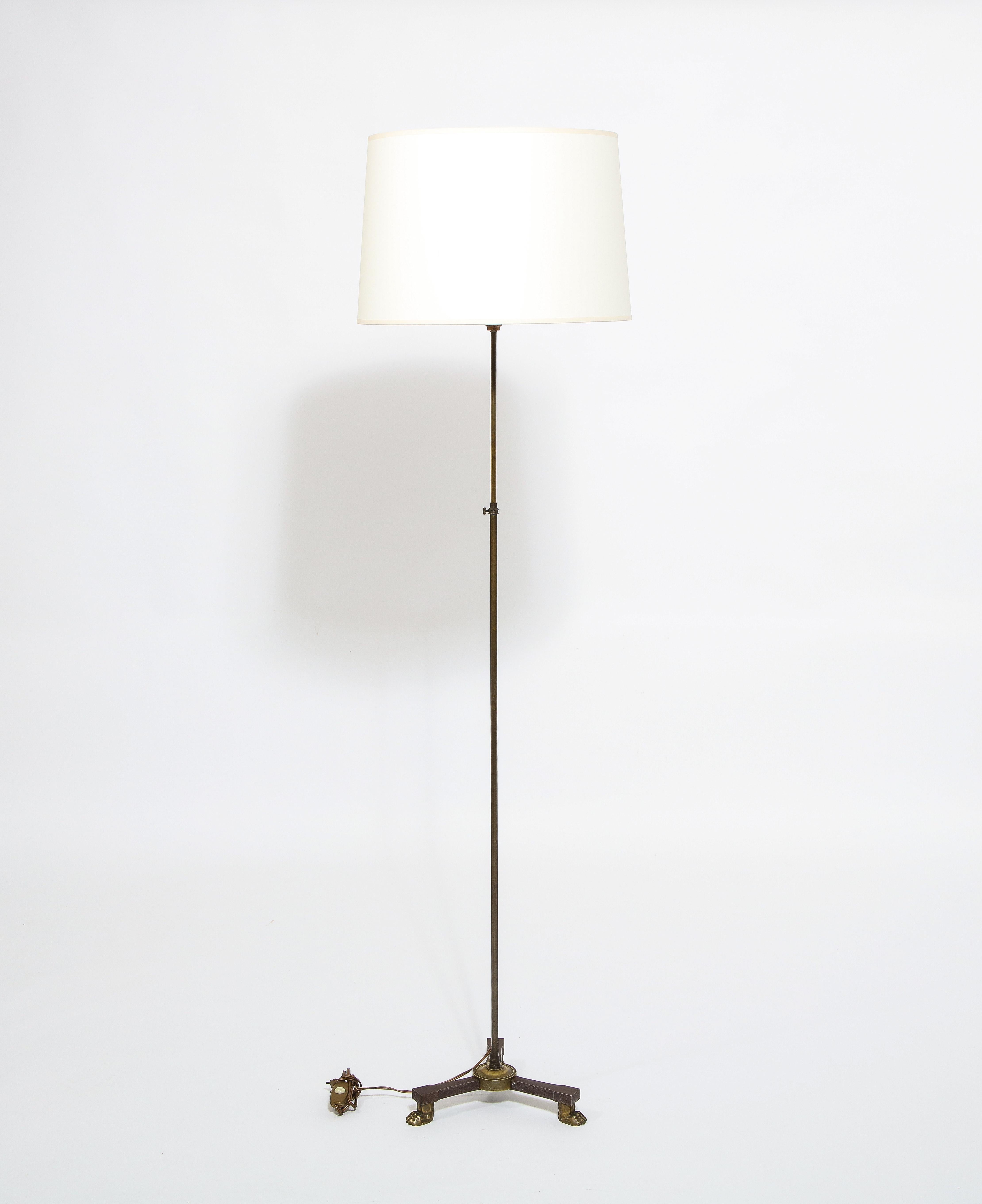 Bronze tripod floor lamp by André Arbus. Lion feet decor.
Height can be adjsuted from 45