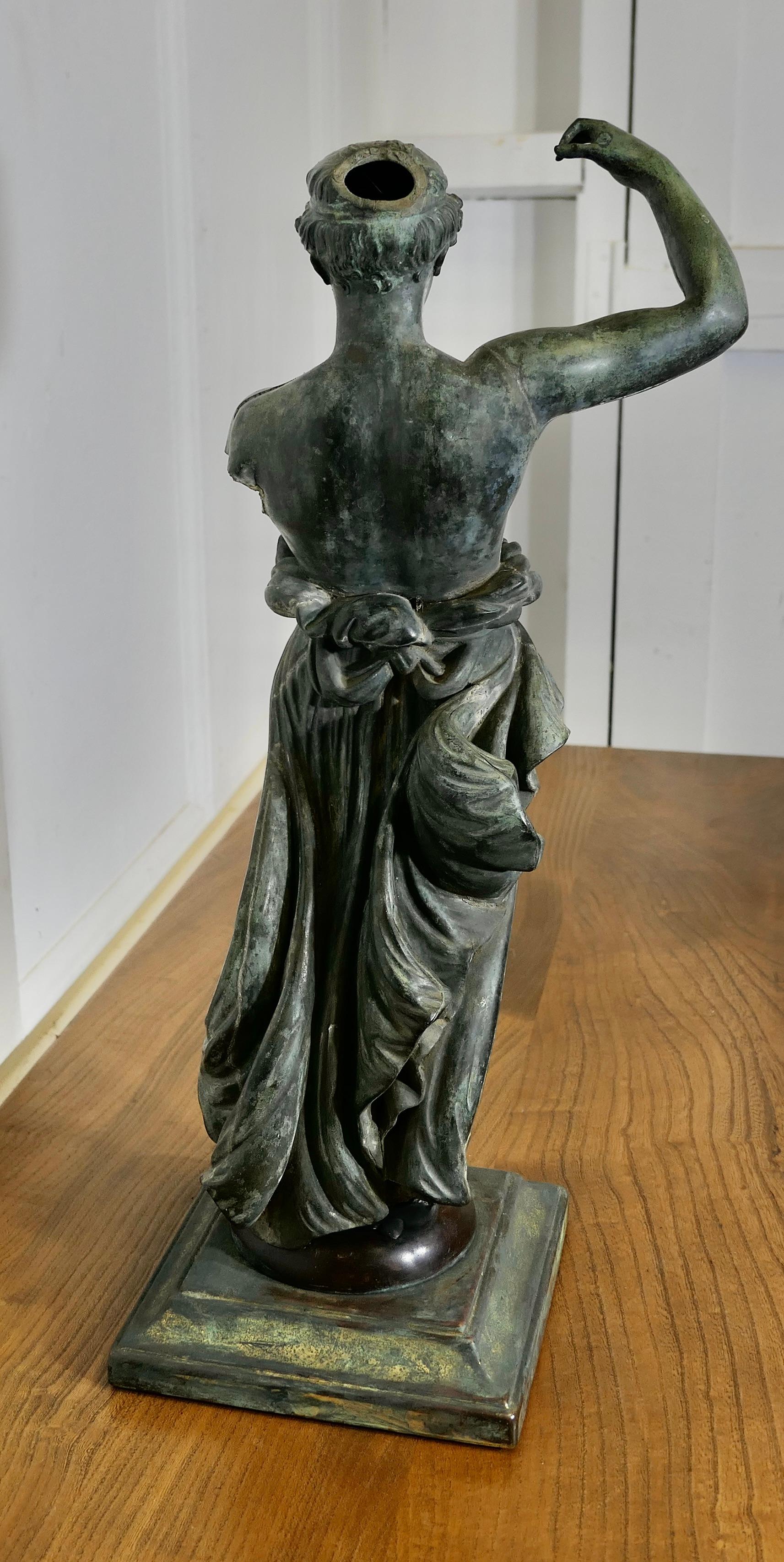 XIXe siècle Statue en bronze néo-classique d'Hébé, déesse grecque de la jeunesse  Une belle pièce en vente