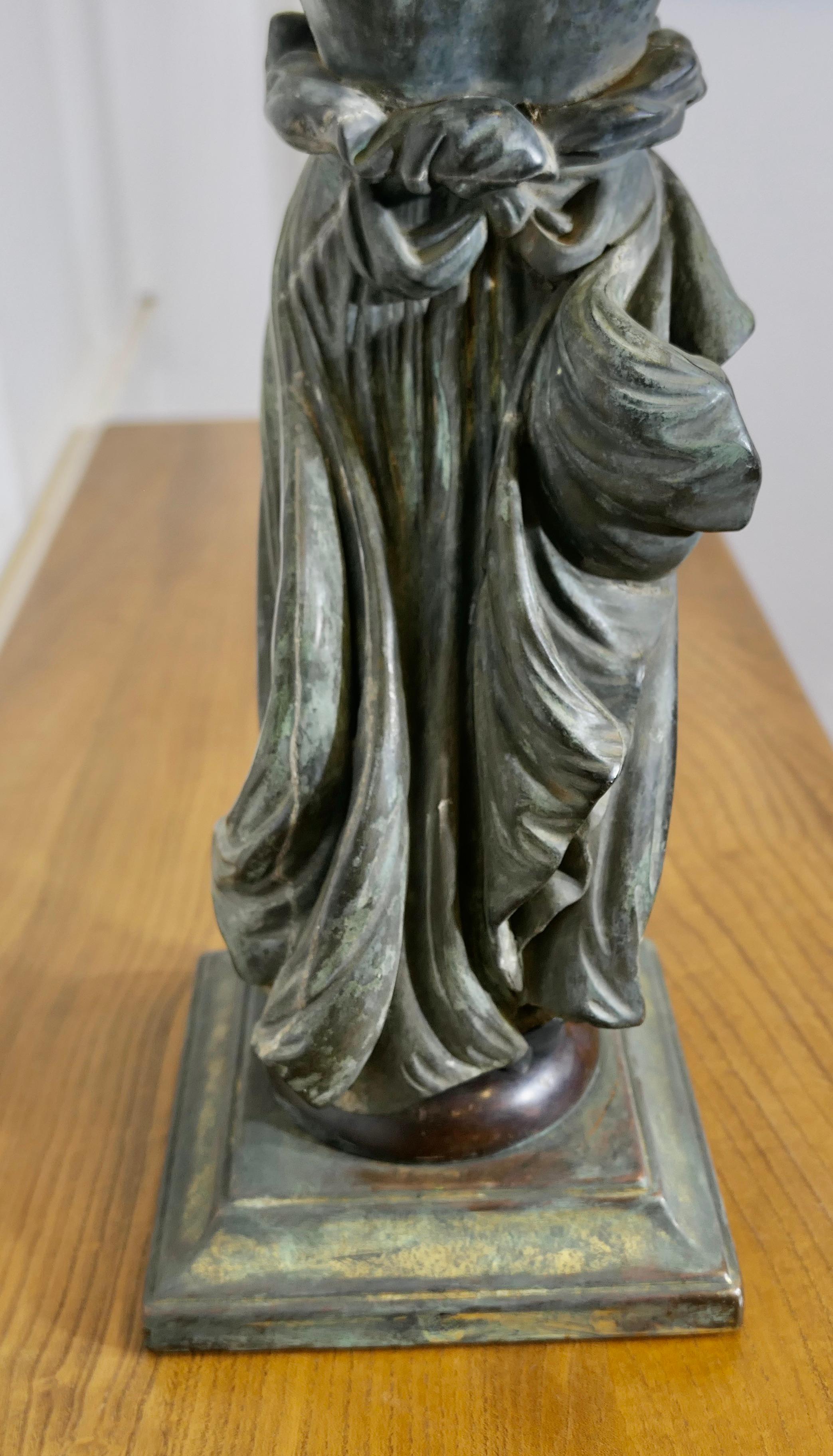 Bronze Statue en bronze néo-classique d'Hébé, déesse grecque de la jeunesse  Une belle pièce en vente