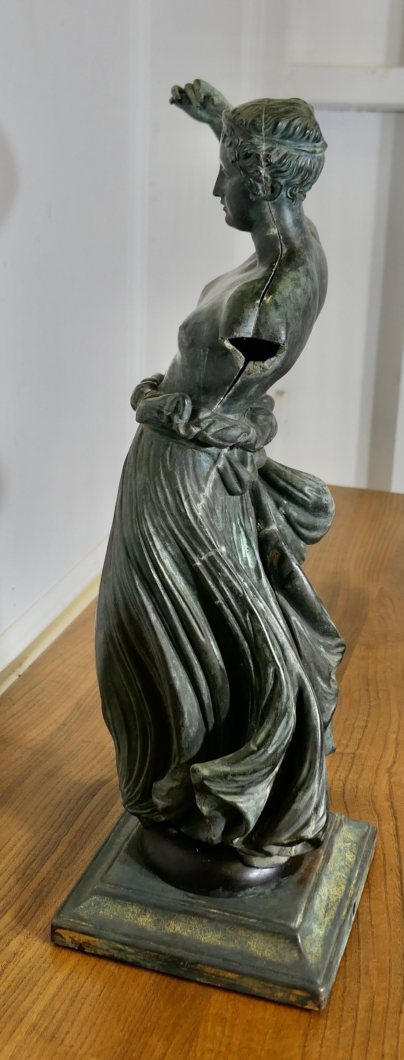Statue en bronze néo-classique d'Hébé, déesse grecque de la jeunesse  Une belle pièce en vente 1