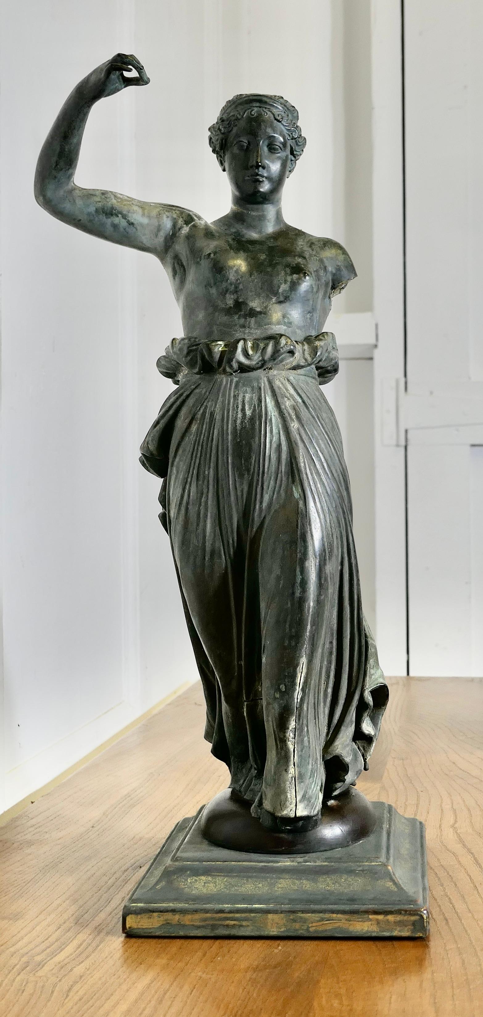 XIX secolo Statua di bronzo neo-classica di Ebe, la dea greca della giovinezza  Un bel pezzo in vendita