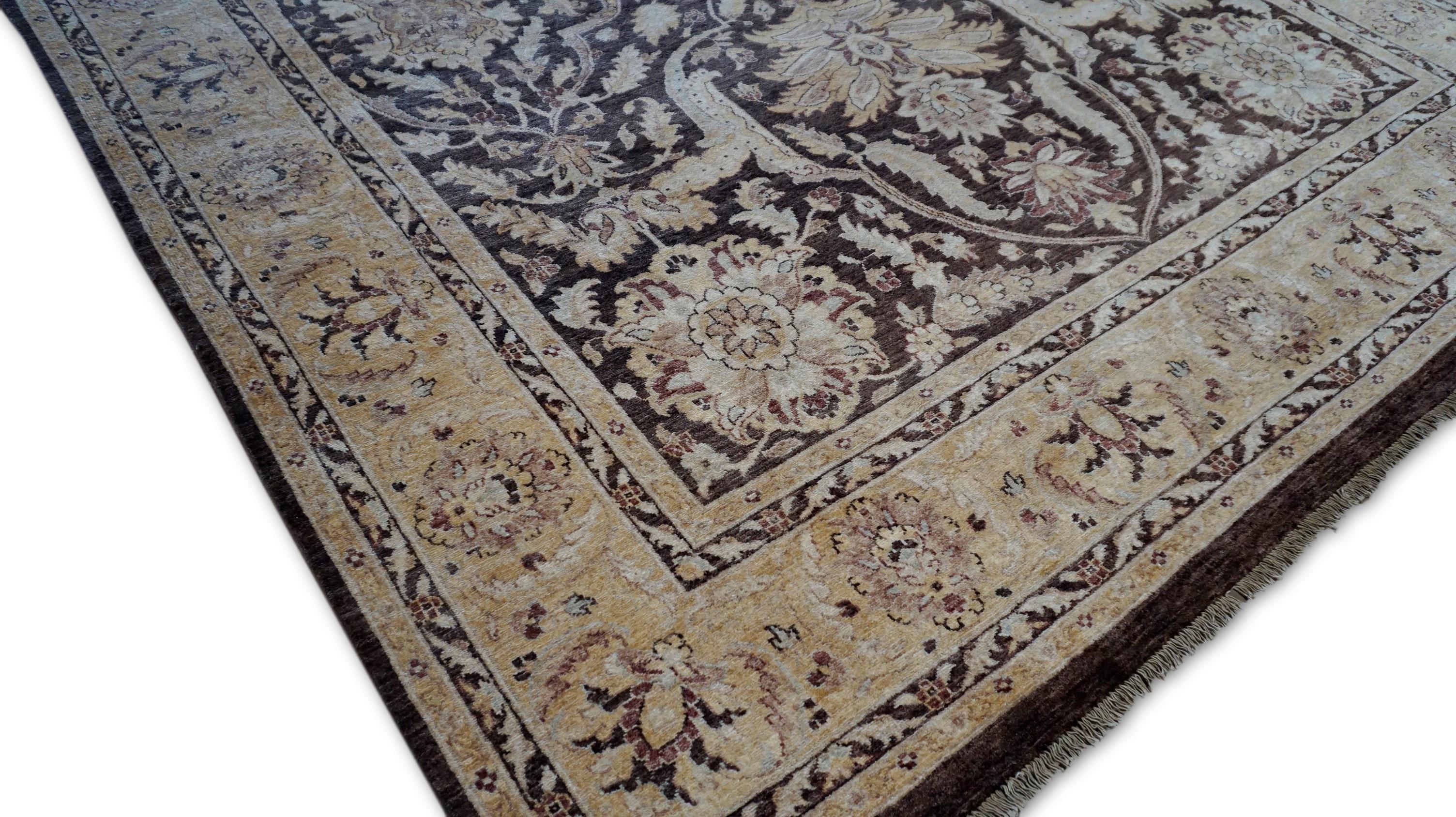 Esta exquisita alfombra anudada a mano con motivos de Sultanabad es una obra maestra de artesanía tradicional y diseño clásico persa. La alfombra presenta un intrincado diseño de medallón floral, tejido en un rico marrón chocolate que contrasta con