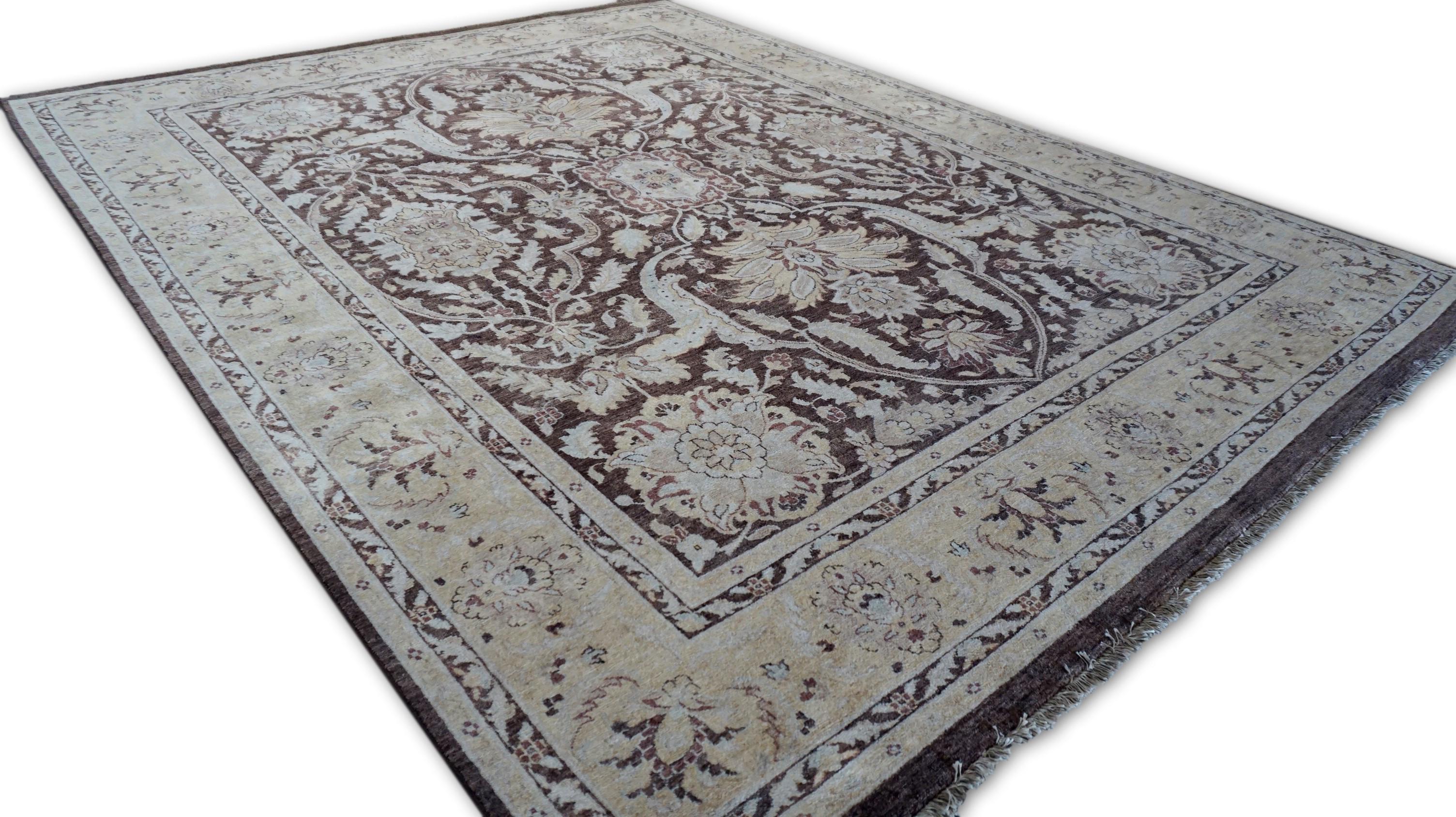 Alfombra neoclásica con medallón floral marrón y beige 7'10''x10'2'' Pakistaní en venta