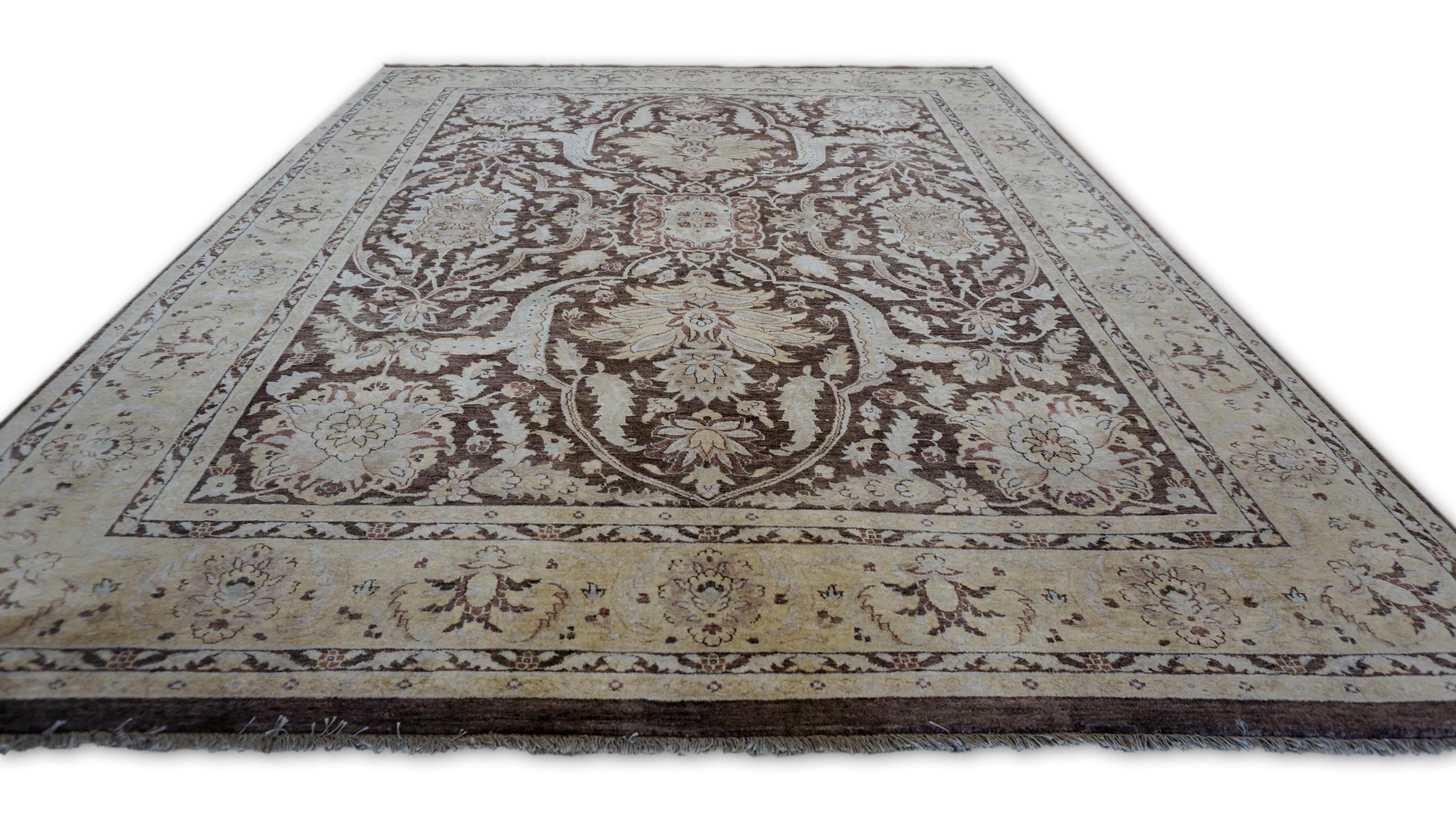 Alfombra neoclásica con medallón floral marrón y beige 7'10''x10'2'' Anudado a mano en venta