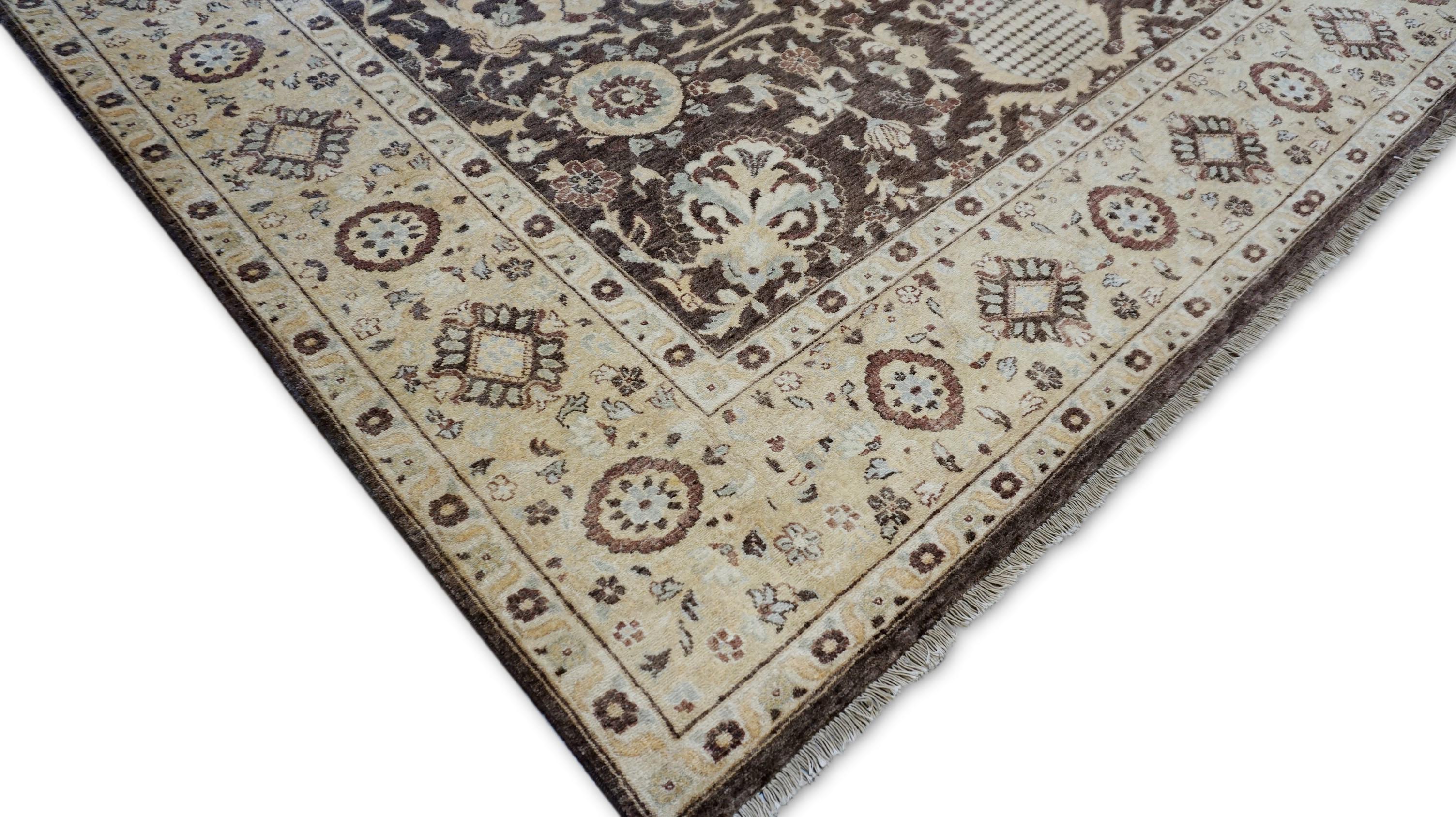 Cet exquis tapis en laine à motif Sultanabad noué à la main illustre la beauté intemporelle du design traditionnel d'inspiration persane, réinterprété dans une optique moderne. Fabriqué à partir de laine filée à la main et de teintures végétales